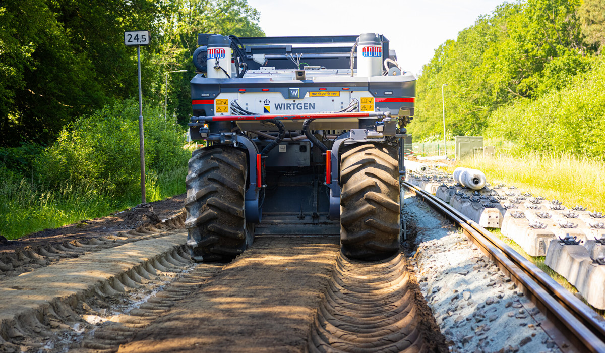Deze machine freest het kalk door de bestaande kleigrond