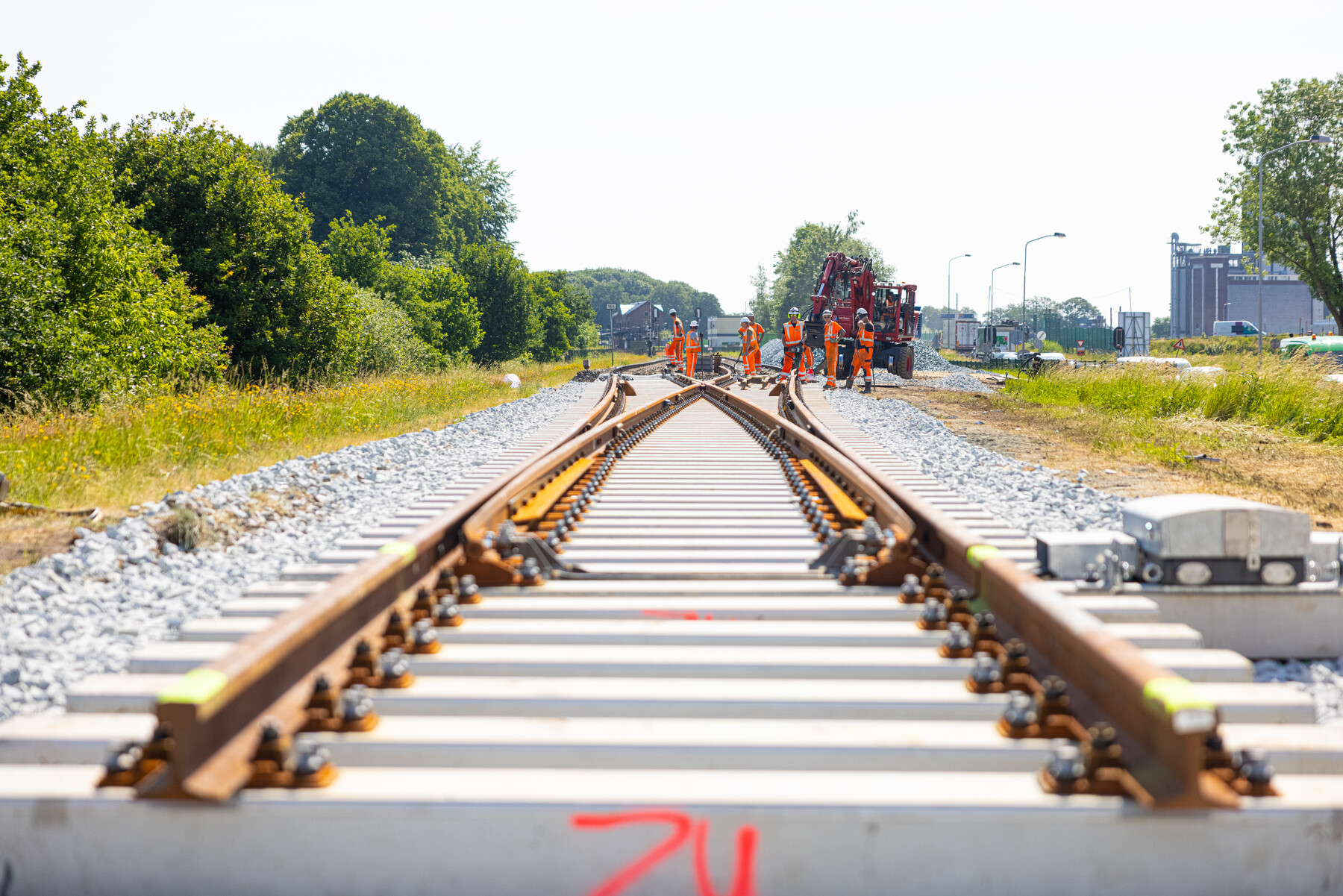 Er zijn meerdere wissels vernieuwd, waaronder deze in Lochem: een zware jongen van 50 ton, gelegd met een 200-tons kraan