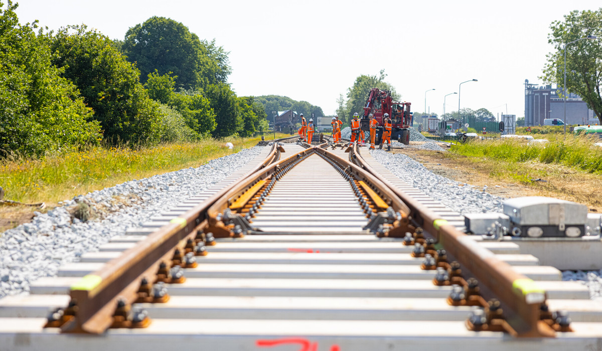 Er zijn meerdere wissels vernieuwd, waaronder deze in Lochem: een zware jongen van 50 ton, gelegd met een 200-tons kraan