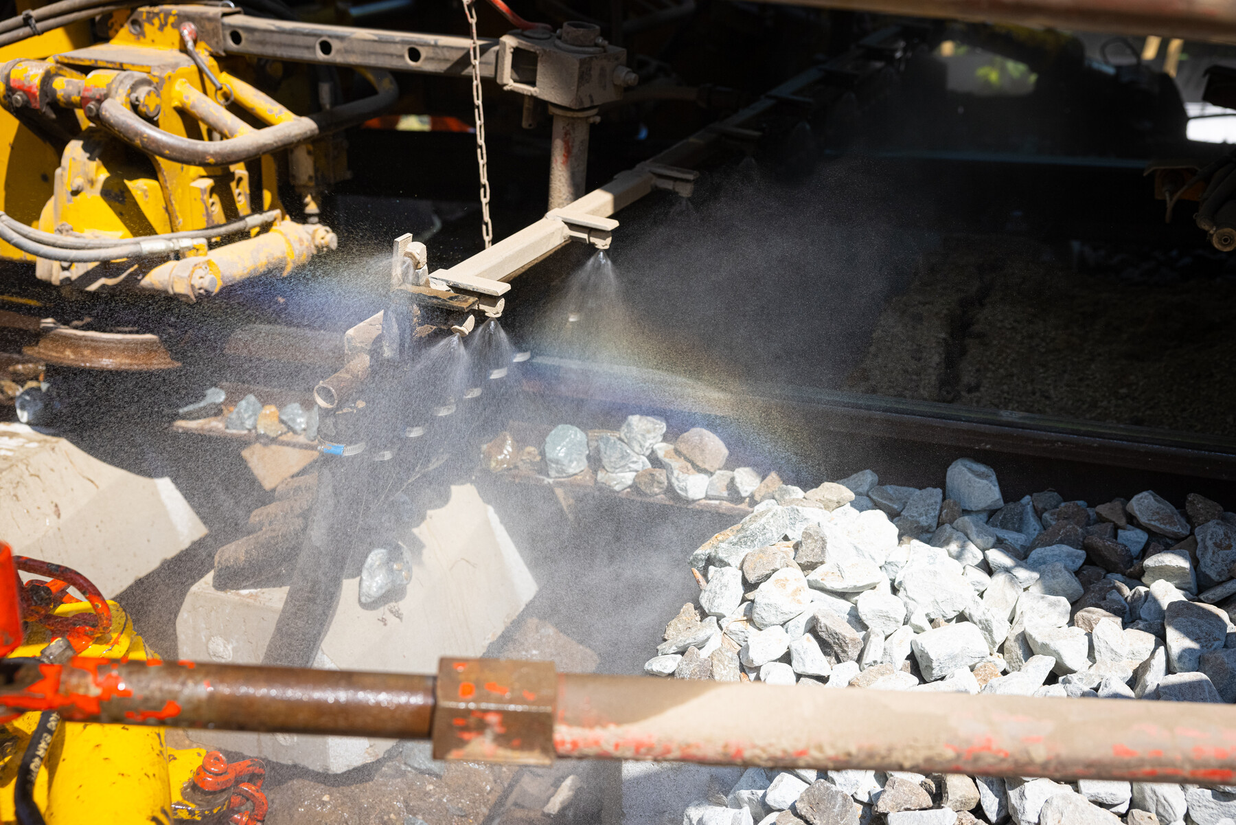 De kettinghor is voorzien van een vernevelingsinstallatie om stof tegen te gaan