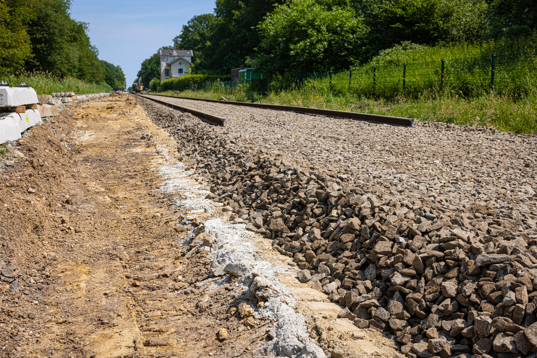 Oud spoorgrind is, nadat het gezeefd is, weer hergebruikt als onderbaan voor het nieuwe spoor en  ligt dan bovenop de aangebrachte kalkstabilisatie
