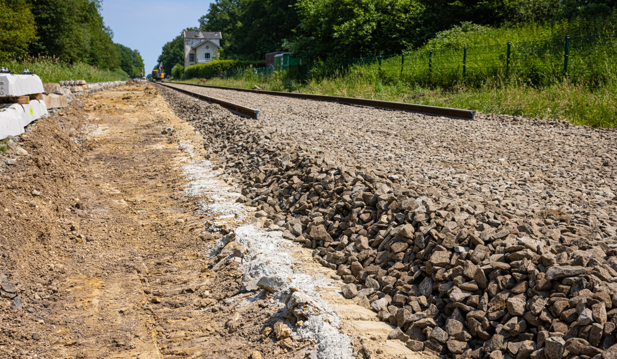 Oud spoorgrind is, nadat het gezeefd is, weer hergebruikt als onderbaan voor het nieuwe spoor en  ligt dan bovenop de aangebrachte kalkstabilisatie