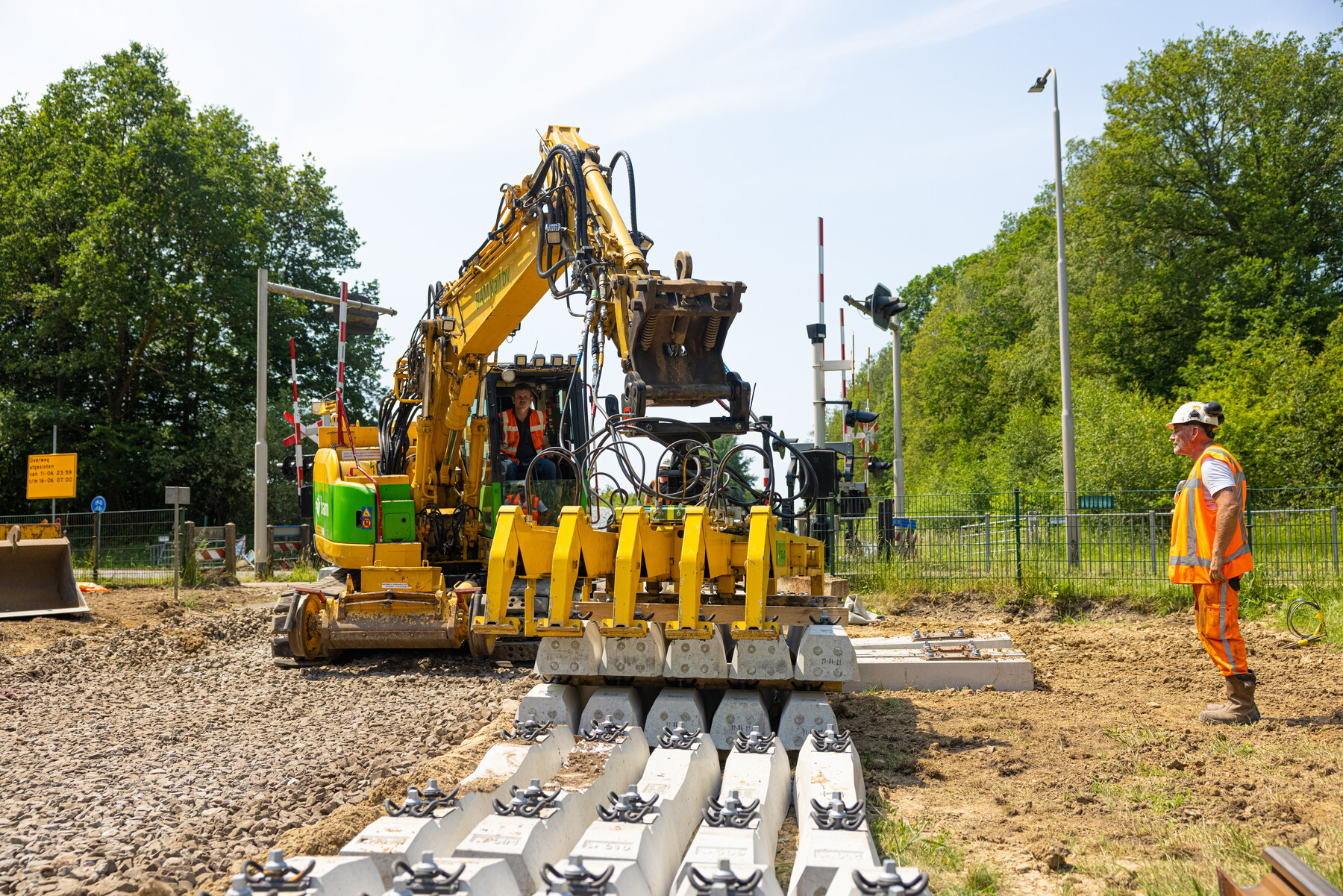 Met een blokkenklem leggen we vijf dwarsliggers tegelijk