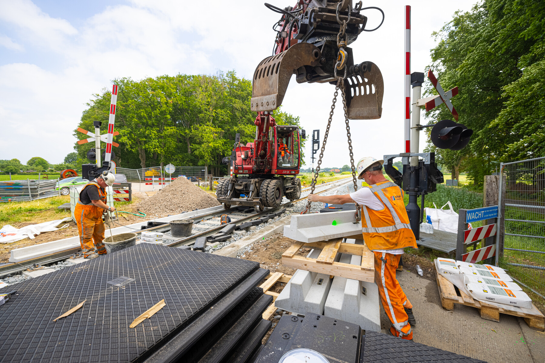 Een van de vernieuwde overwegen kreeg een rubberen bevloering, die onderhoudsvriendelijk is en minder slijtagegevoelig dan beton