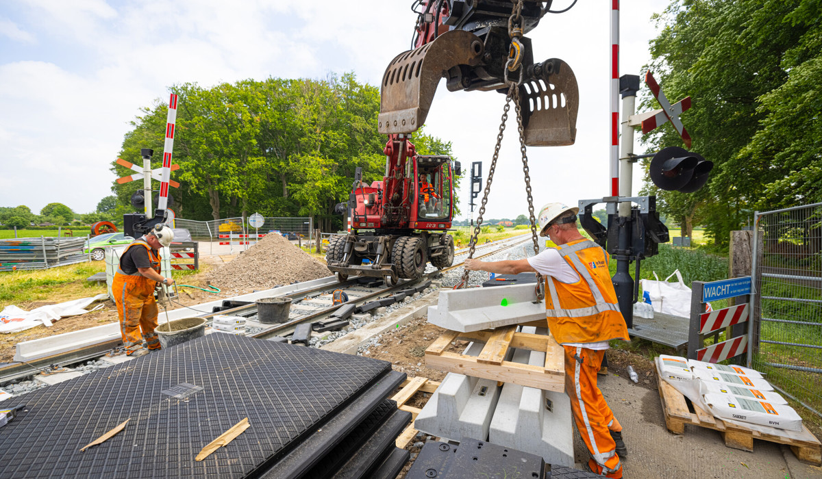 Een van de vernieuwde overwegen kreeg een rubberen bevloering, die onderhoudsvriendelijk is en minder slijtagegevoelig dan beton