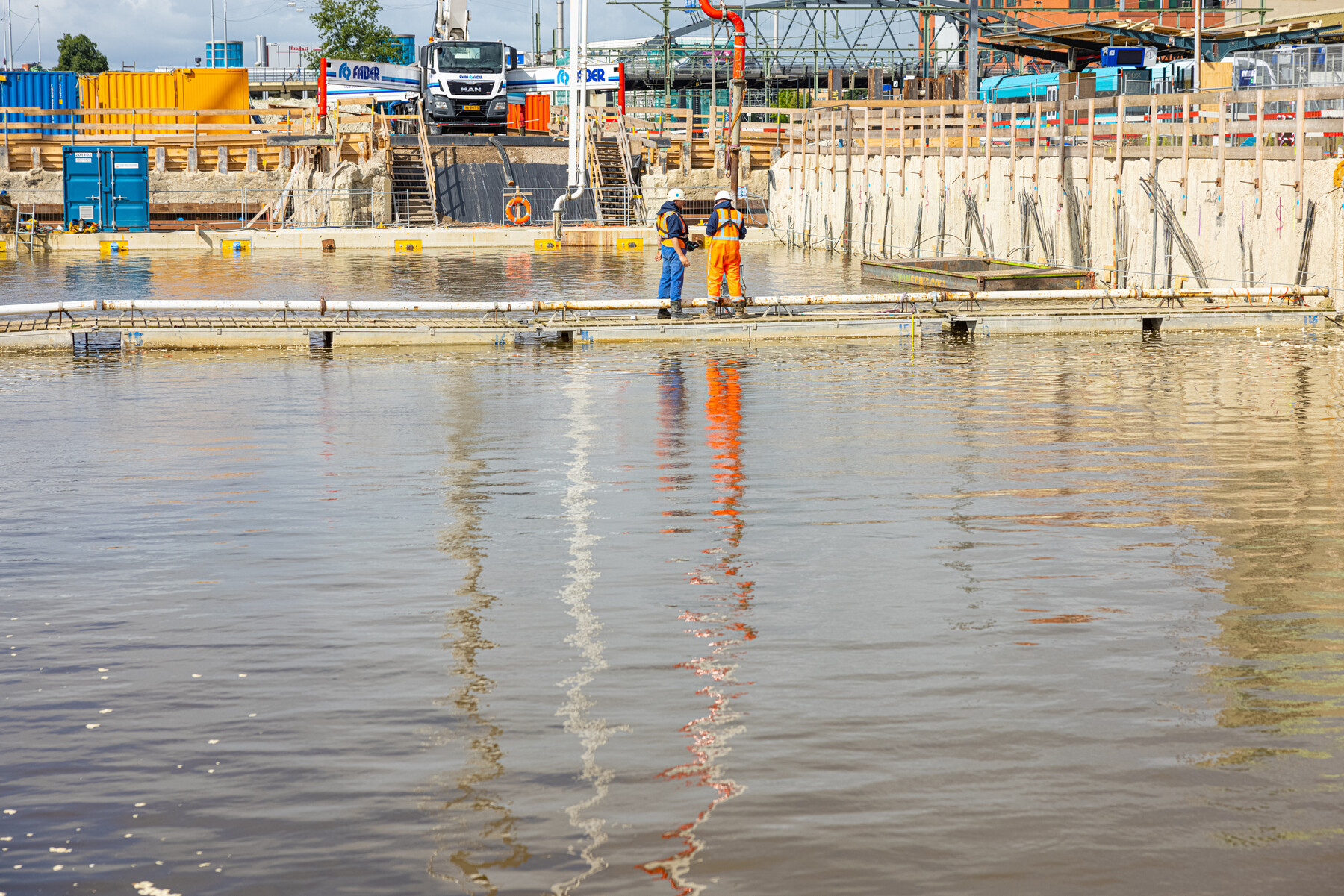 Tijdens de onderwaterbetonstort was de bouwkuip nog een groot zwembad. 