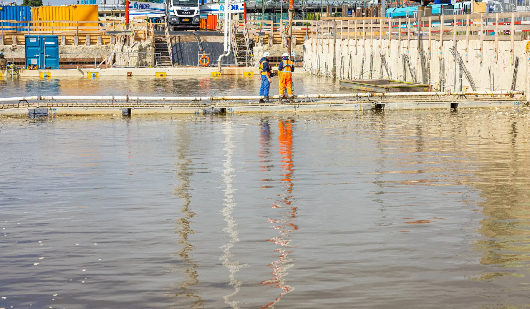 Tijdens de onderwaterbetonstort was de bouwkuip nog een groot zwembad.