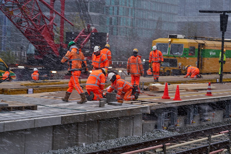 Werken tijdens een sneeuwbui (foto: Marcel Steinbach)