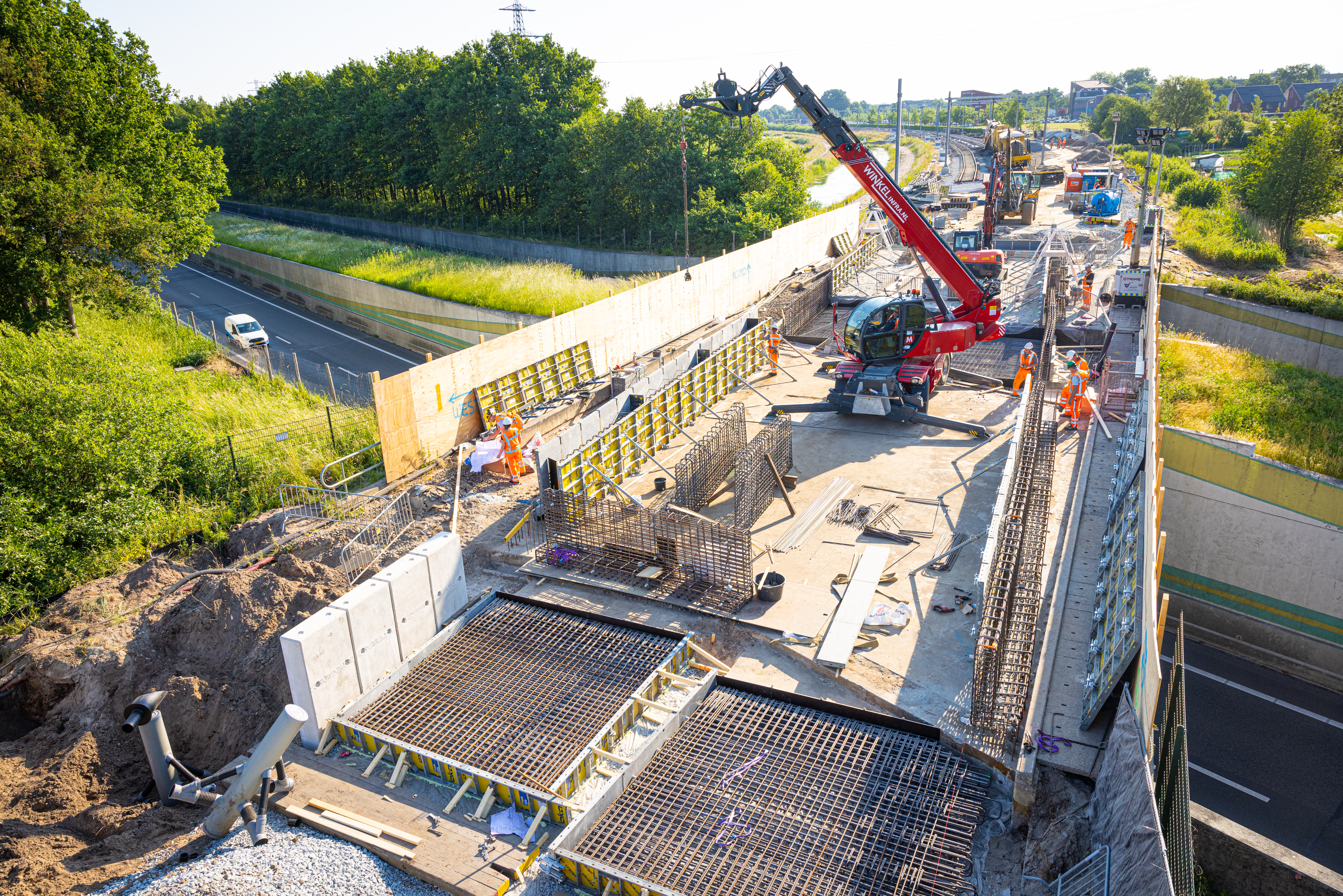 Werkzaamheden op het viaduct over de A28. Het verlegde spoor snijdt het viaduct op een andere manier aan, daarom komt er een nieuwe betonnen bak in te liggen.  Hoge schotten eromheen zorgen ervoor dat het autoverkeer ongehinderd kan passeren. 