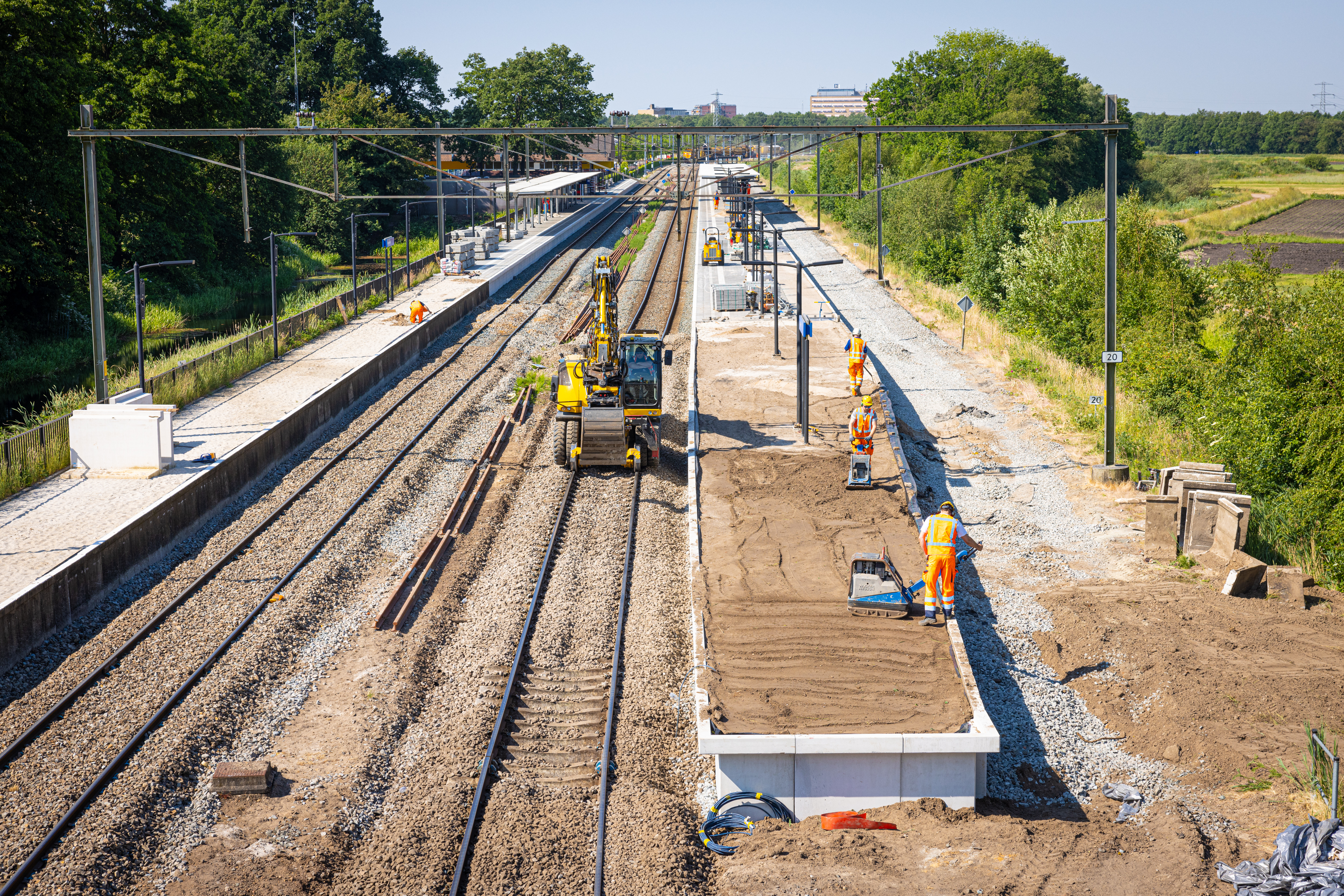 Op station Hoogeveen passen we het perron aan en is het derde spoor inmiddels verdwenen. Dankzij nieuwe wissels op het traject verderop, is dit spoor overbodig geworden. 
