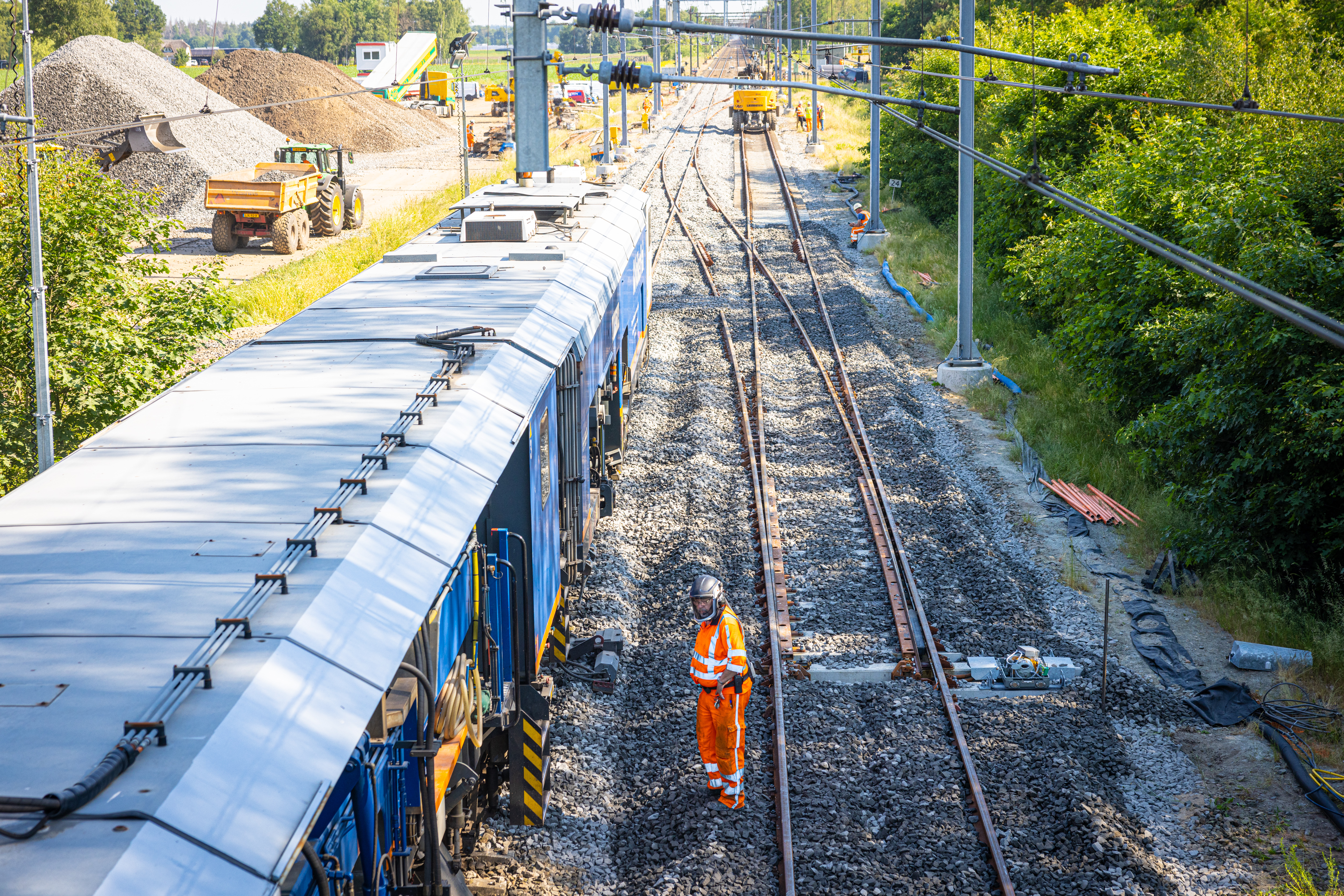 In de buurt van Wijster leggen we nieuwe wissels aan. 
