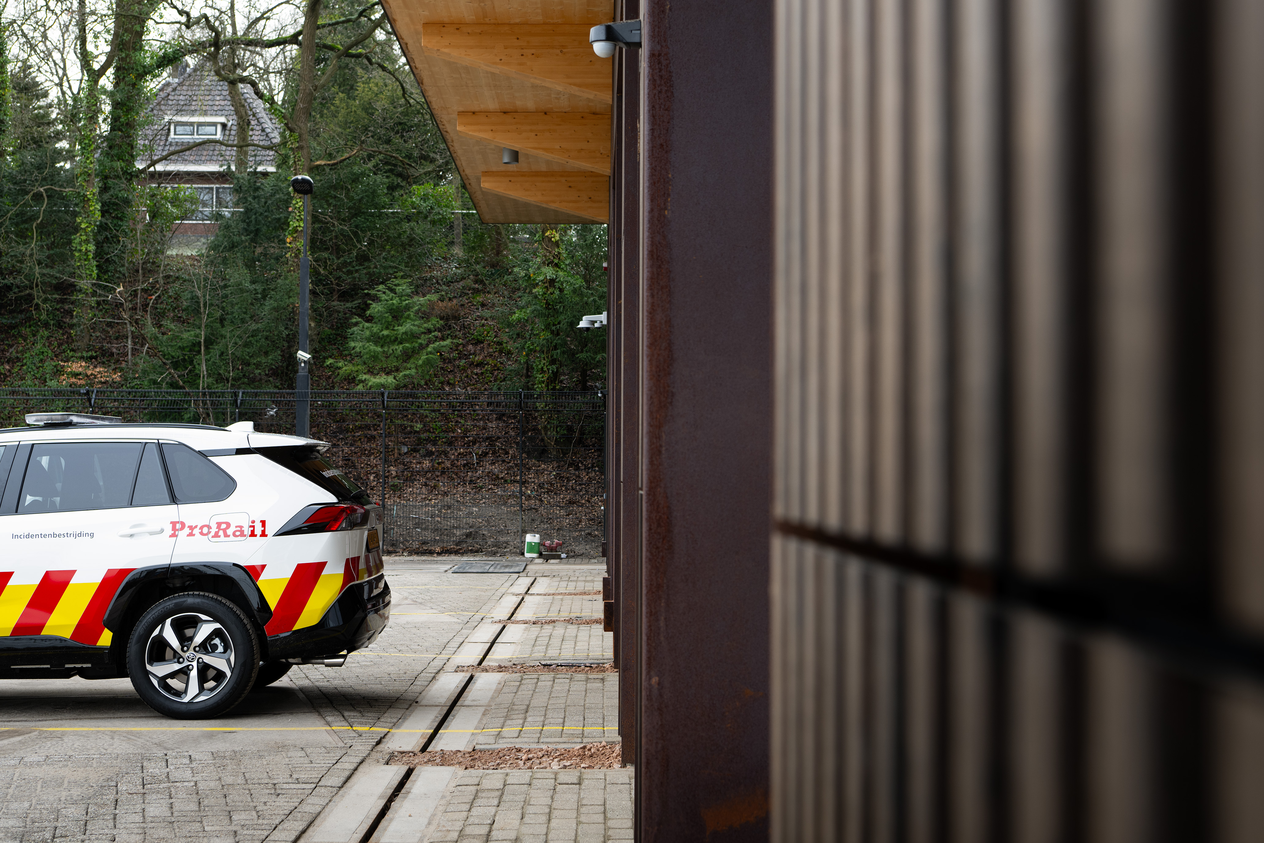 Het terrein van de voertuigenstalling wordt nog groen ingericht