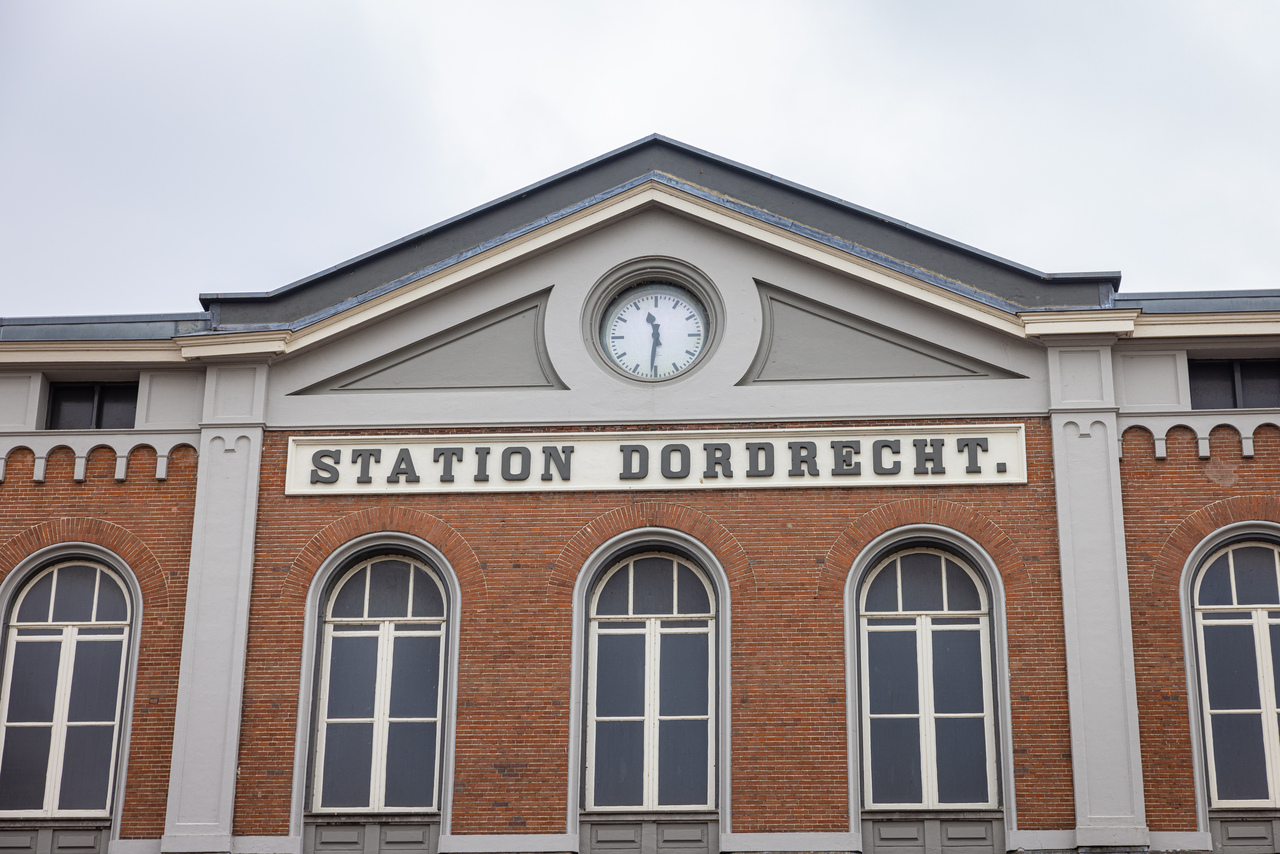 De klok op de gevel van station Dordrecht