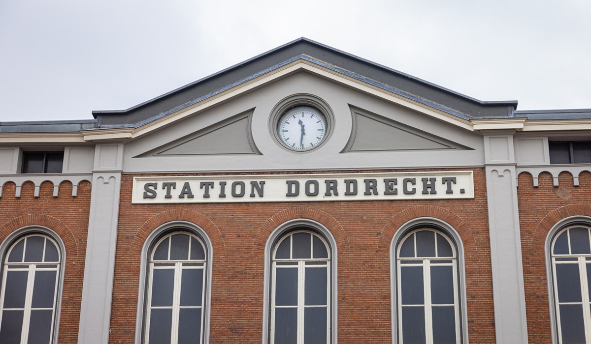 De klok op de gevel van station Dordrecht