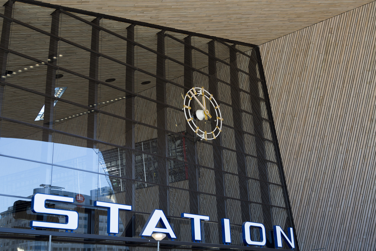 De klok op de gevel van station Rotterdam Centraal