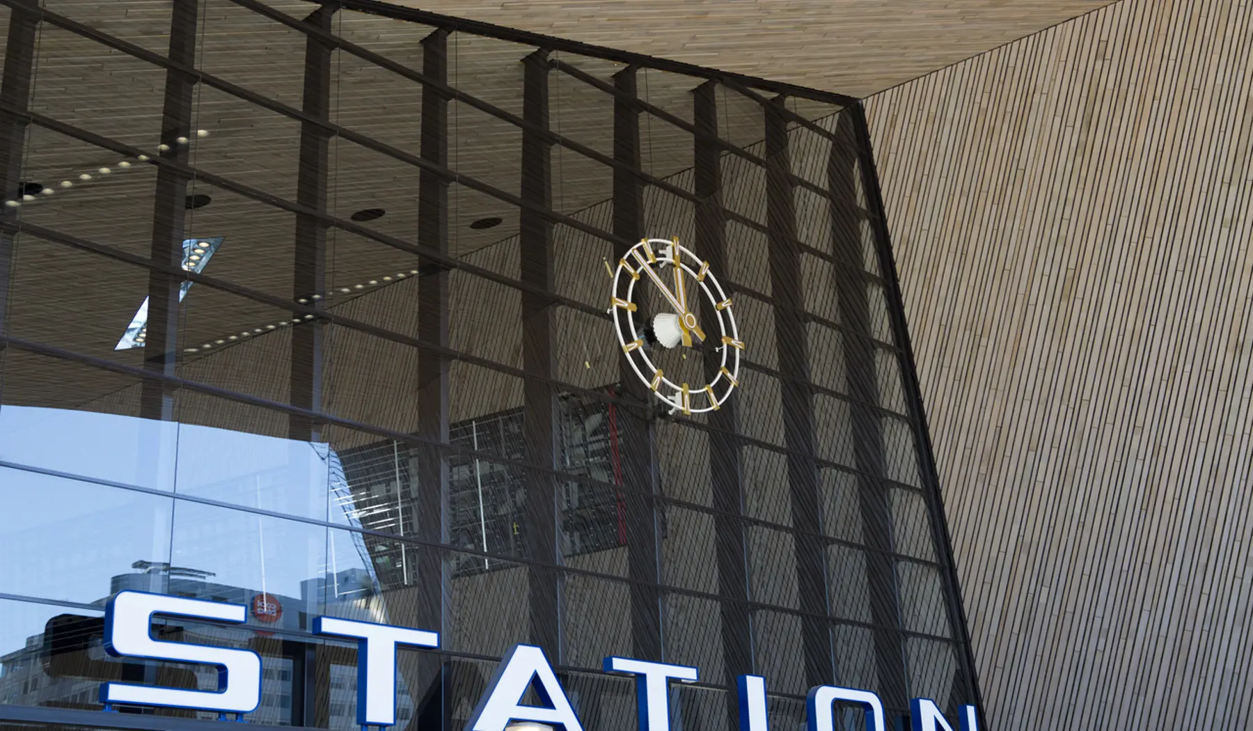 De klok op de gevel van station Rotterdam Centraal