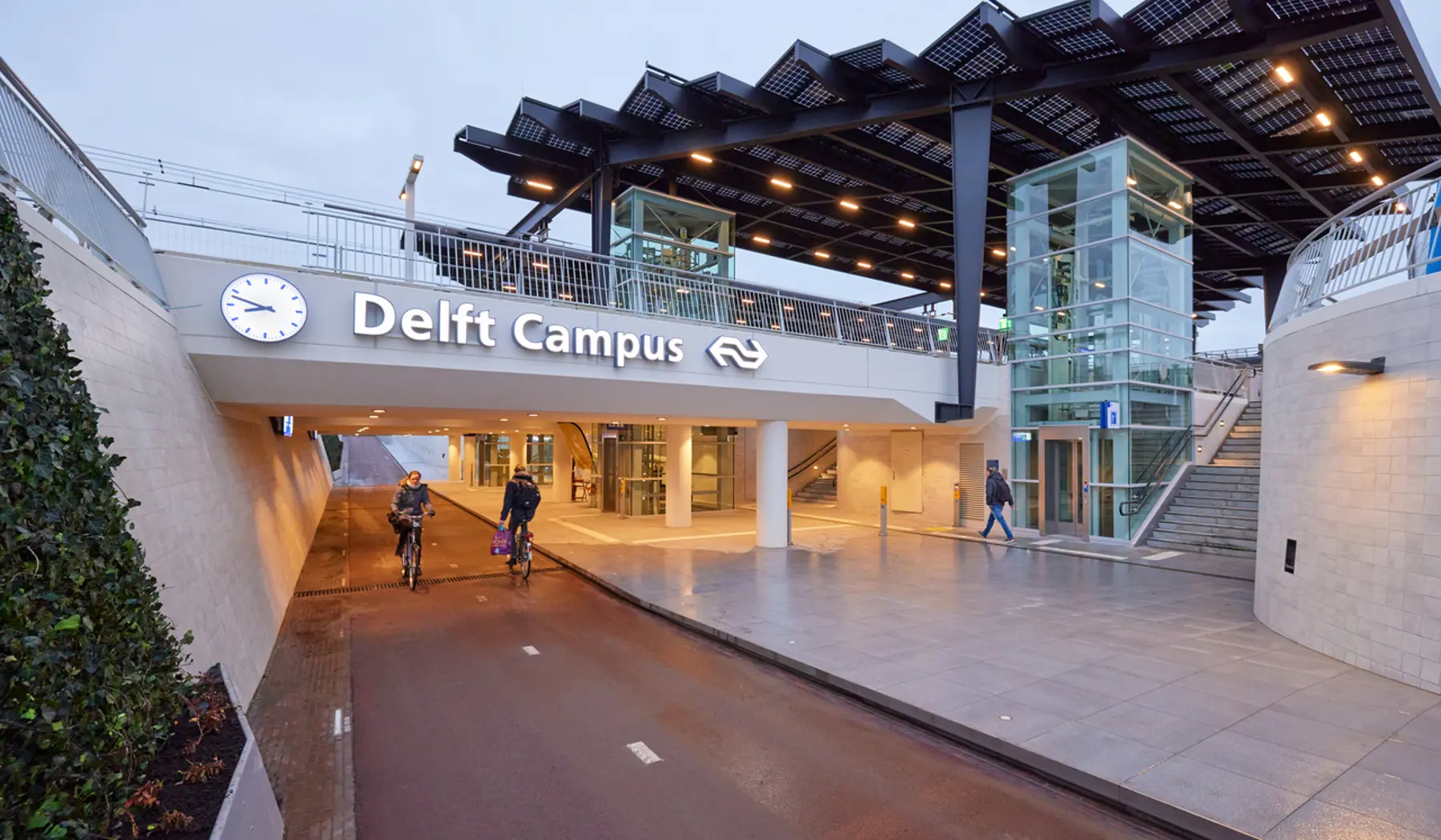 De klok op het energieneutrale station Delft Campus