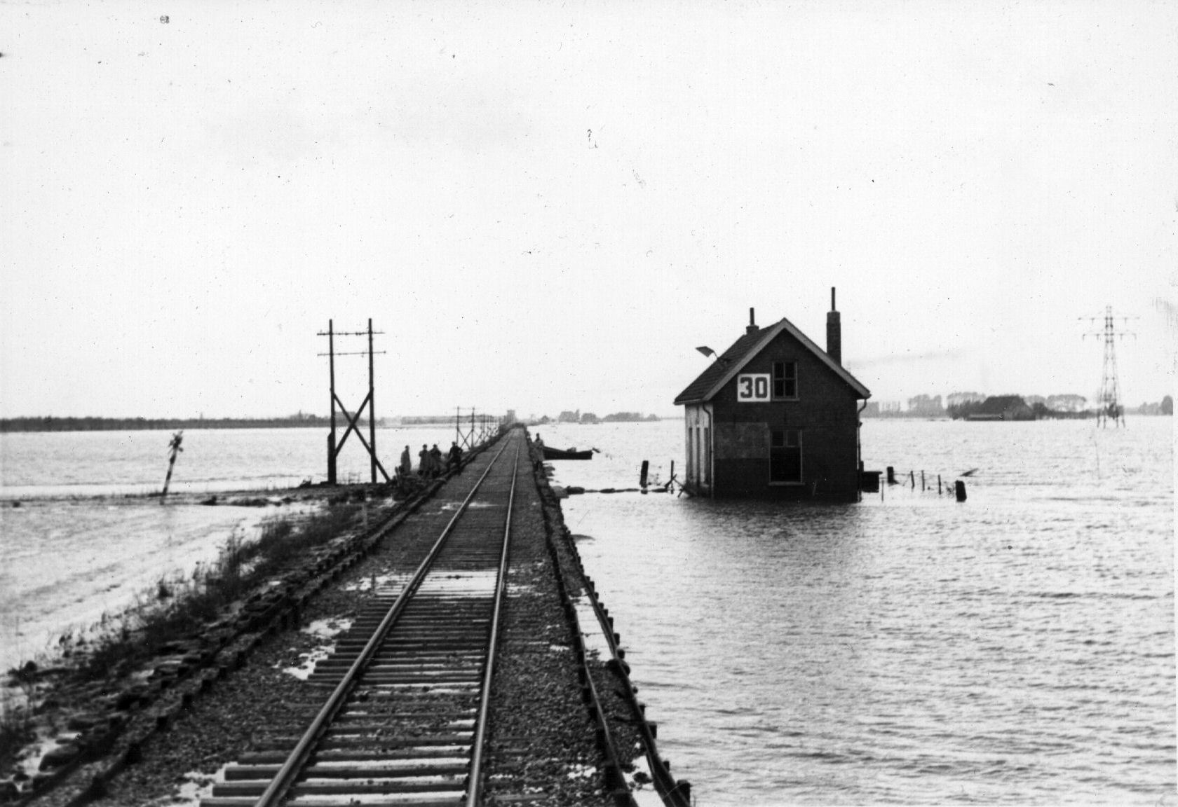 Een wachtpost in Kruiningen staat onder water.