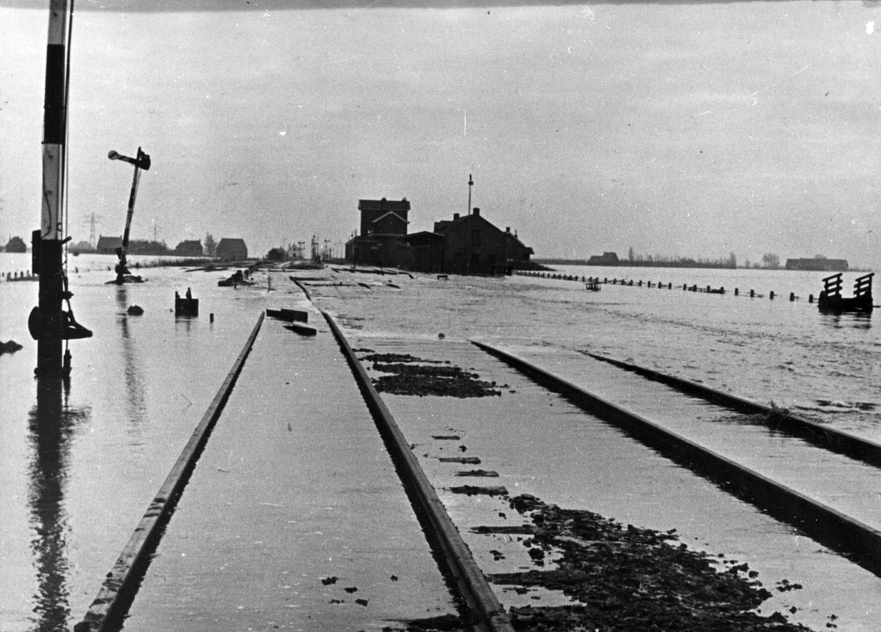 Zo lag station Kruiningen er na de ramp bij.