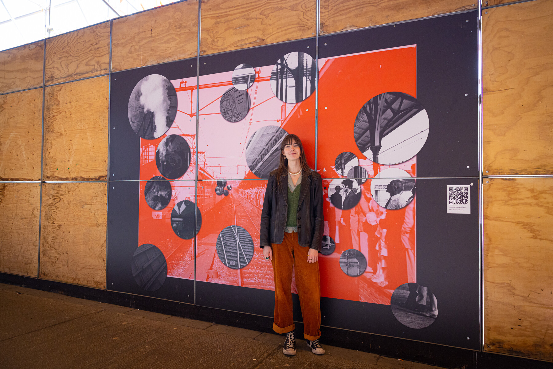 Eveline Prunache poseert voor haar creatie