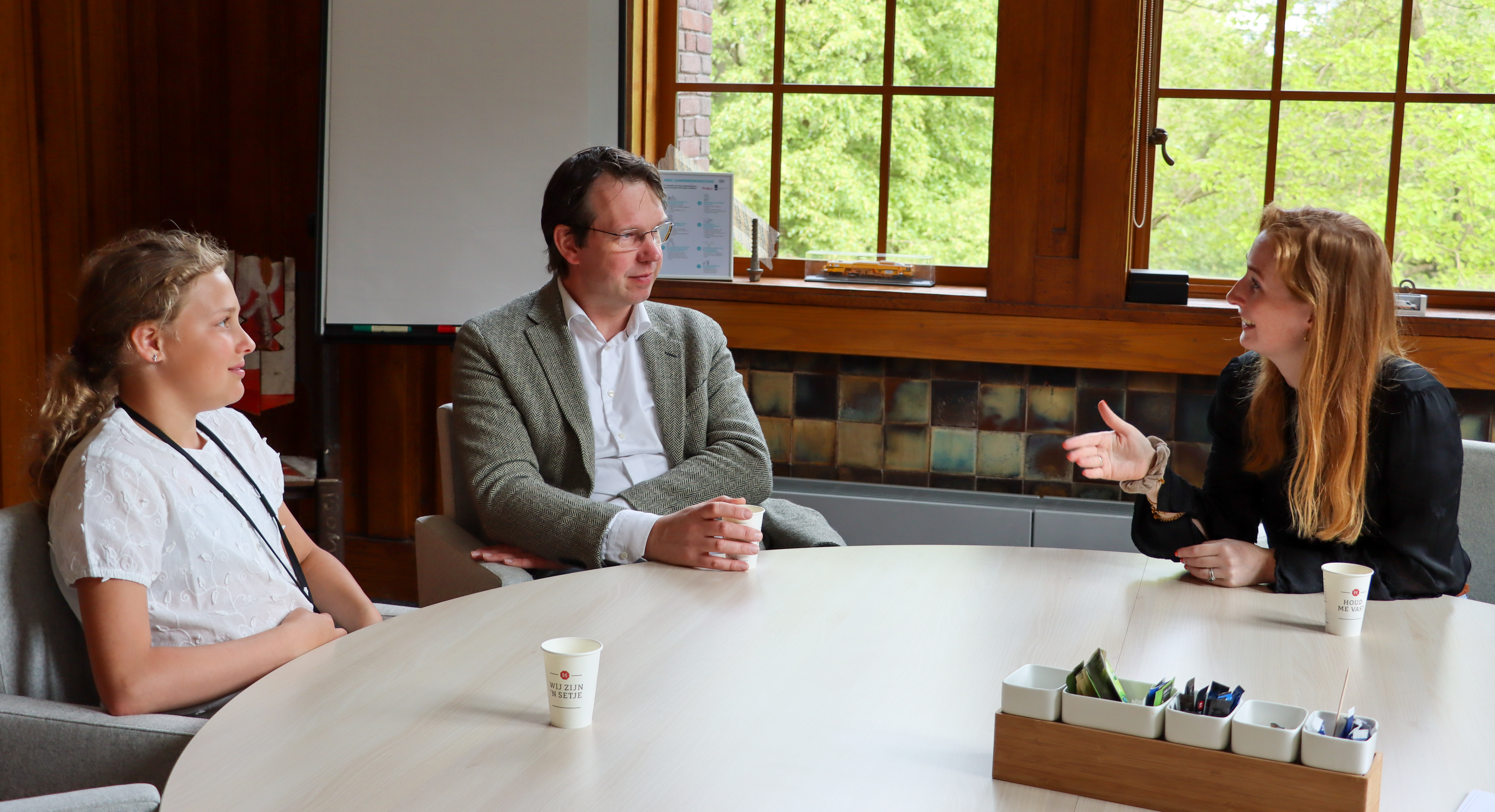 Samen met haar 'voorganger' John Voppen wordt ze rondgeleid door het kantoor van ProRail.