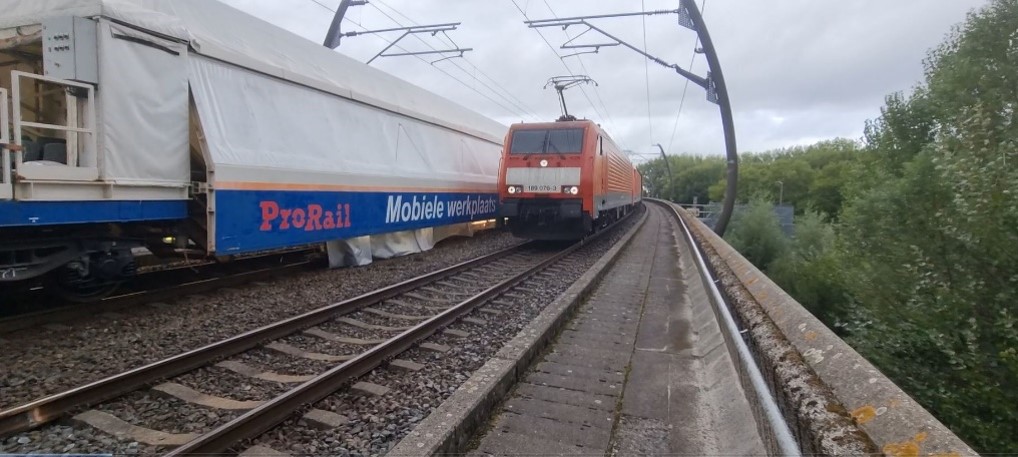 Passerende trein op nevenspoor tijdens werkzaamheden