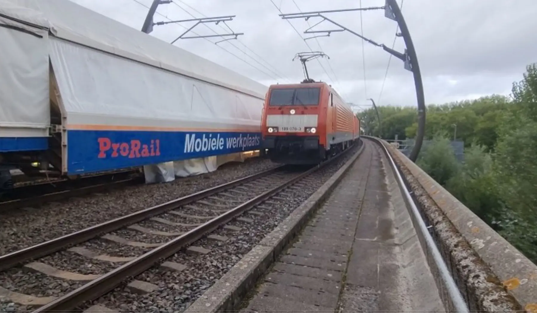 Passerende trein op nevenspoor tijdens werkzaamheden