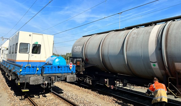 Stilstaande wagon op Kijfhoek naast de inzet van de MWP, incl. explosiegevaar-meting door ICB