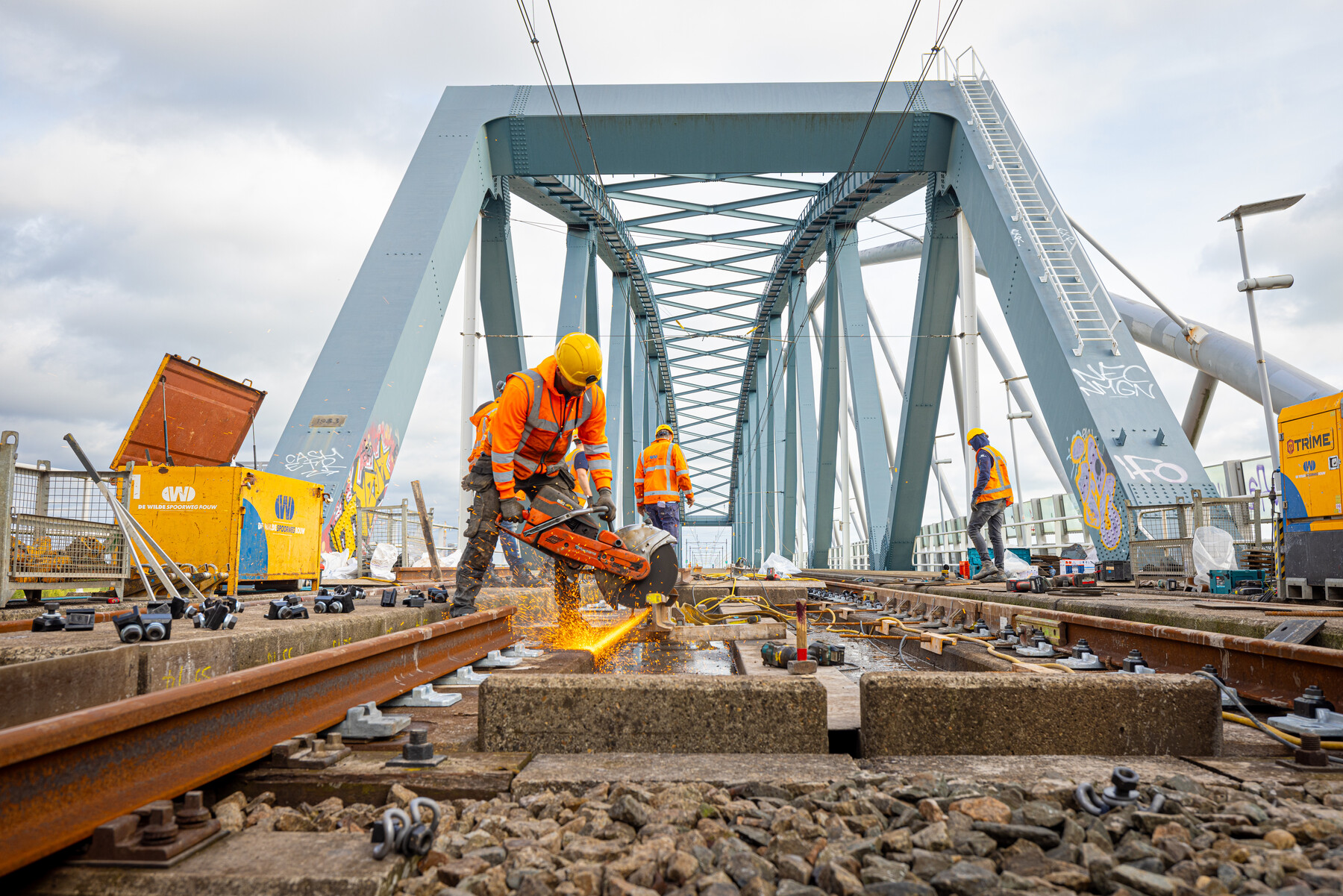 De spoorstaaf wordt op lengte geslepen voor een correcte afstelling op de compensatie-inrichting van de spoorbrug