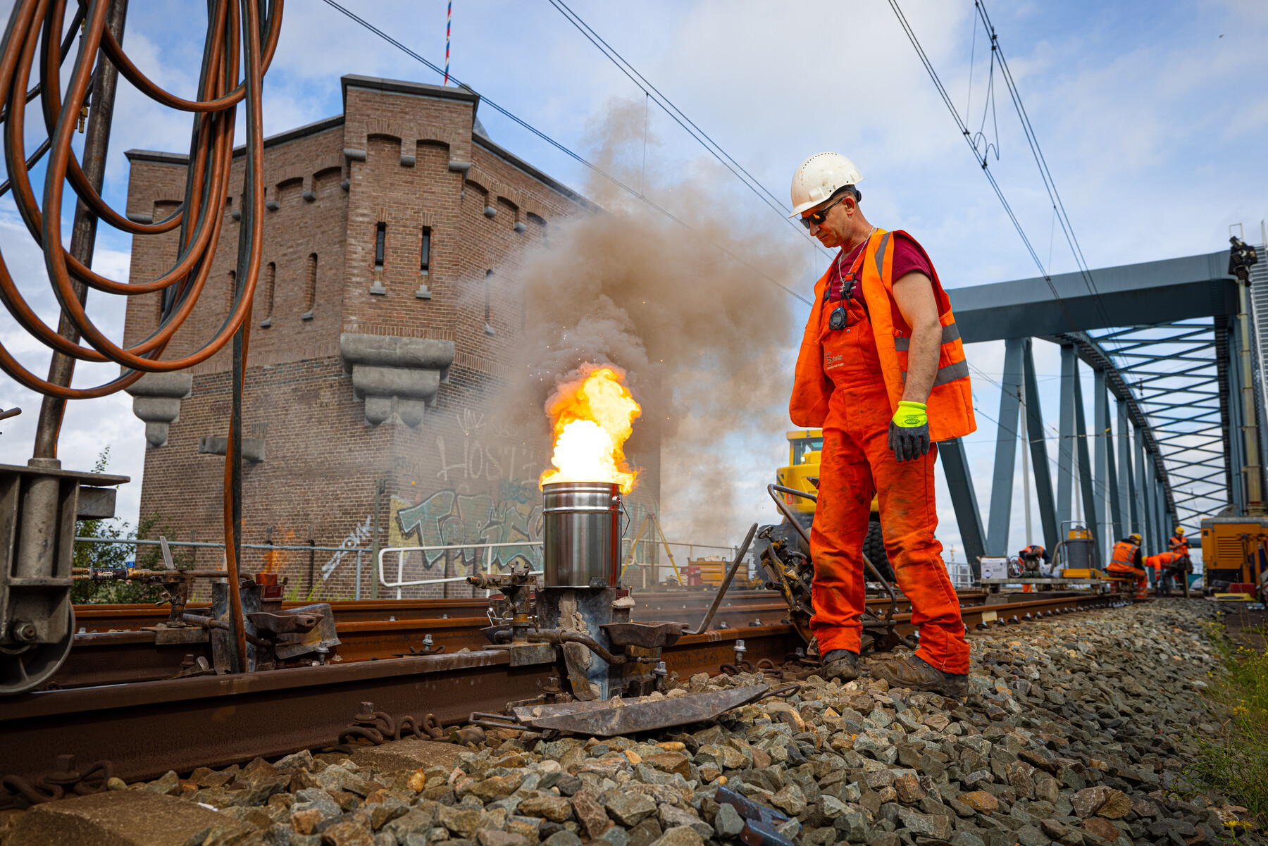 Met een zogenaamde ‘thermietlas’ worden de spoorstaven aan elkaar vastgemaakt