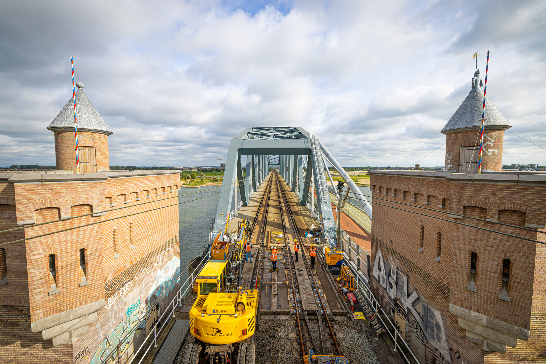 Een overzichtsfoto van het werk op de spoorbrug over de Waal bij Nijmegen