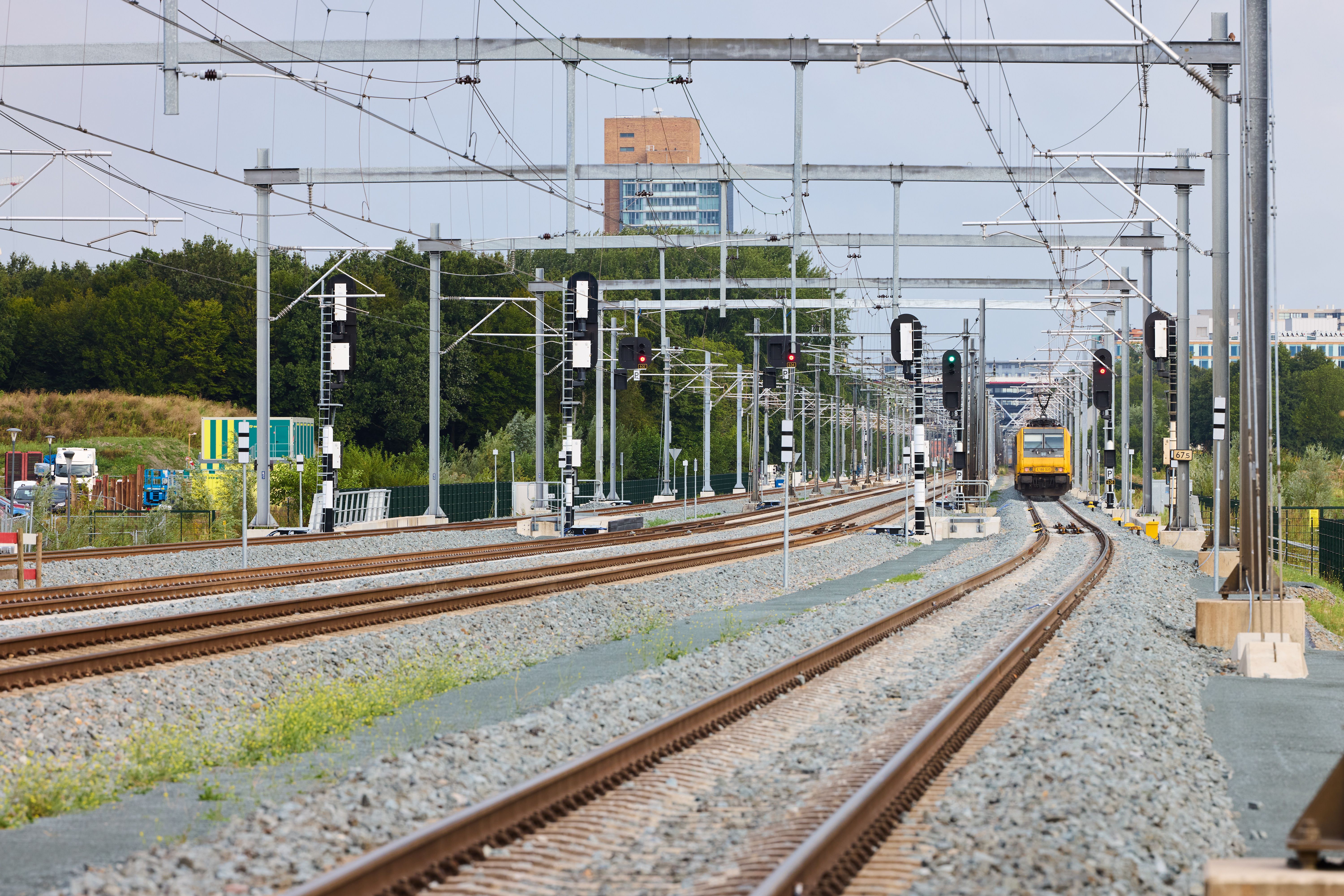 Intercity over nieuwe spoor in Rijswijk