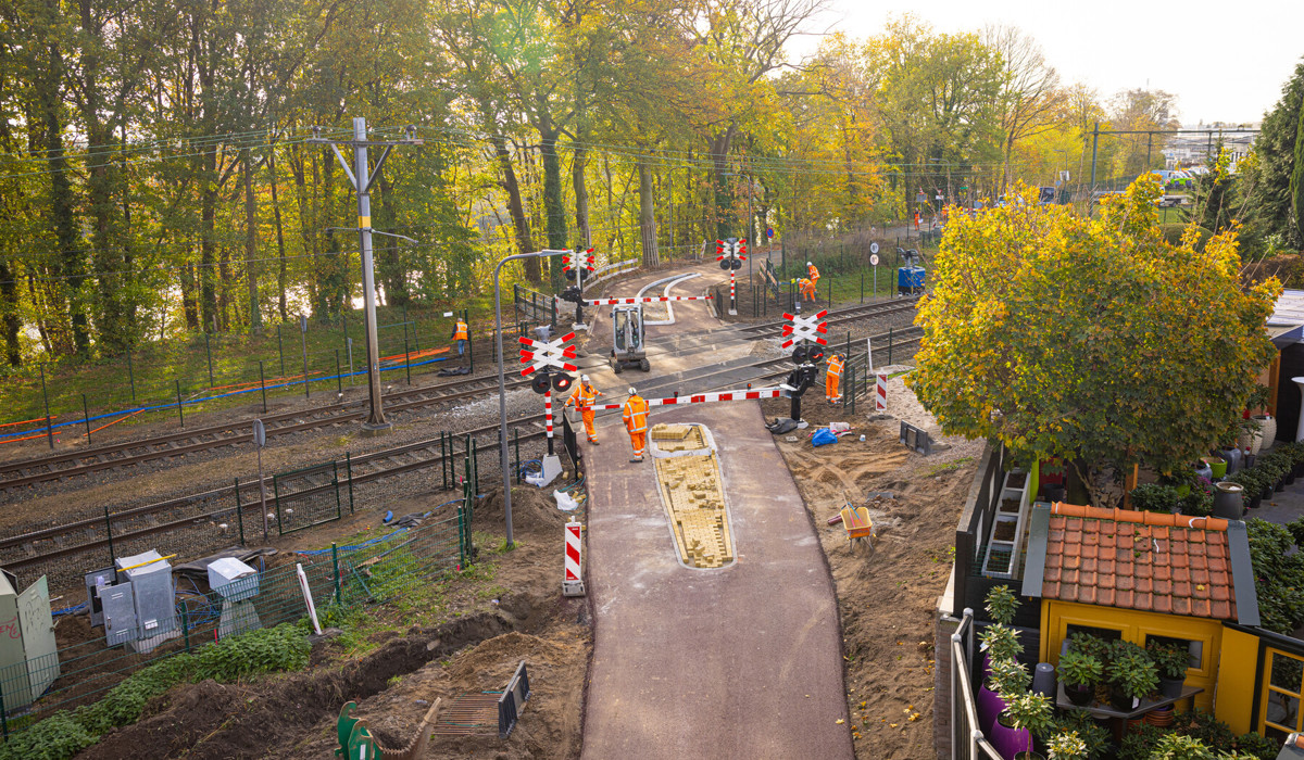 De spoorovergang in de Schaarweg is versmald en nu alleen voor voetgangers en (brom)fietsverkeer toegankelijk