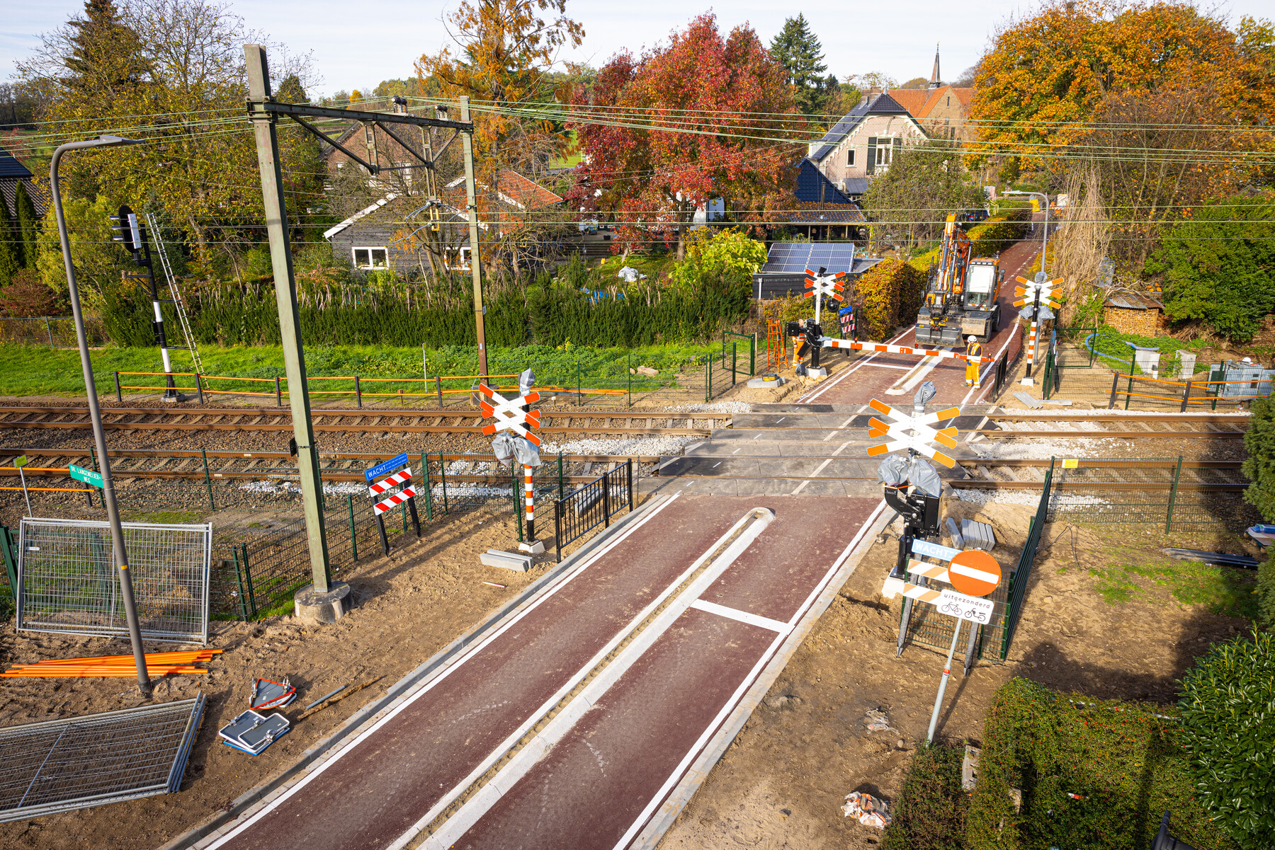 Ook de spoorovergang in de Pinkelseweg is versmald en gewijzigd in fietspaden