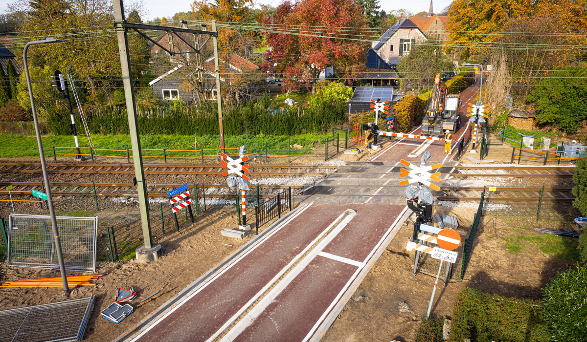 Ook de spoorovergang in de Pinkelseweg is versmald en gewijzigd in fietspaden