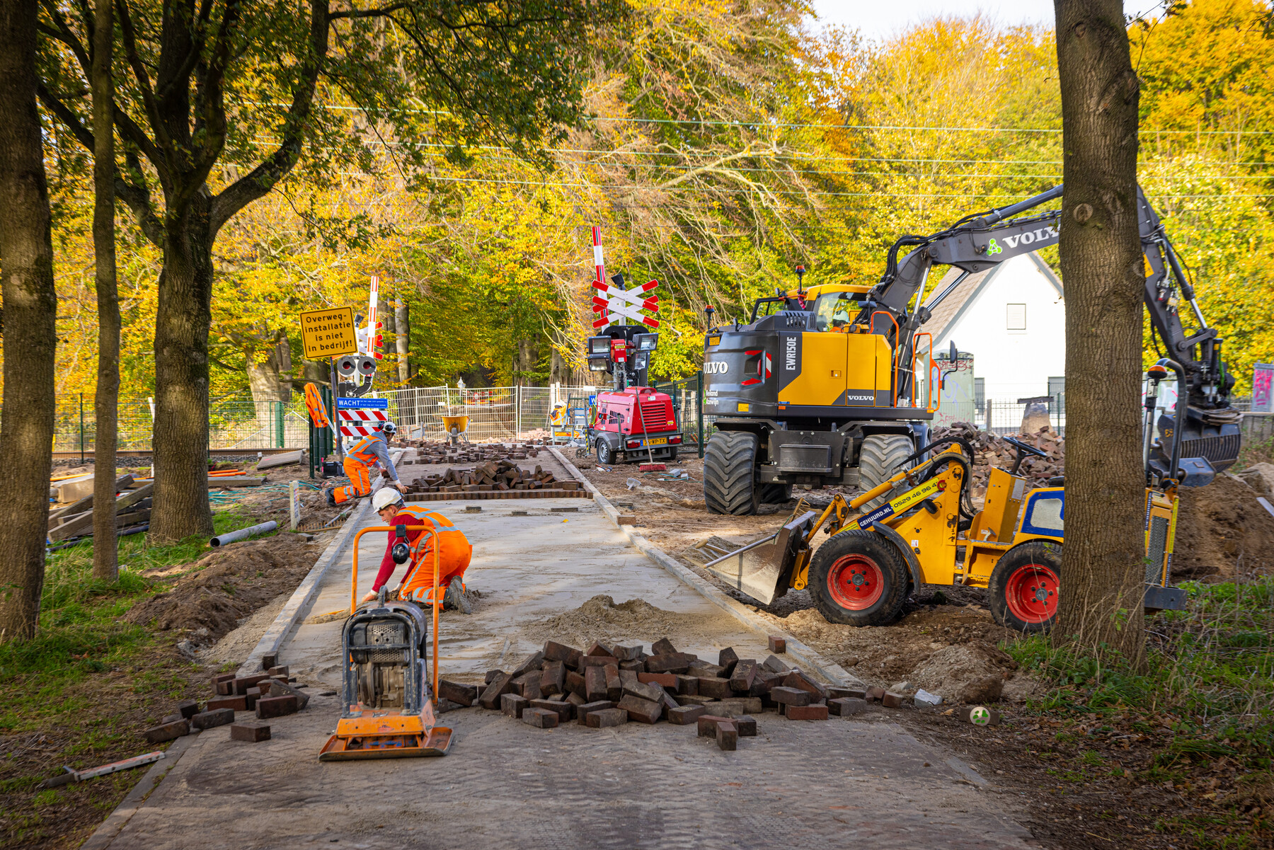 De laatste loodjes aan de spoorovergang Hofstetterlaan 