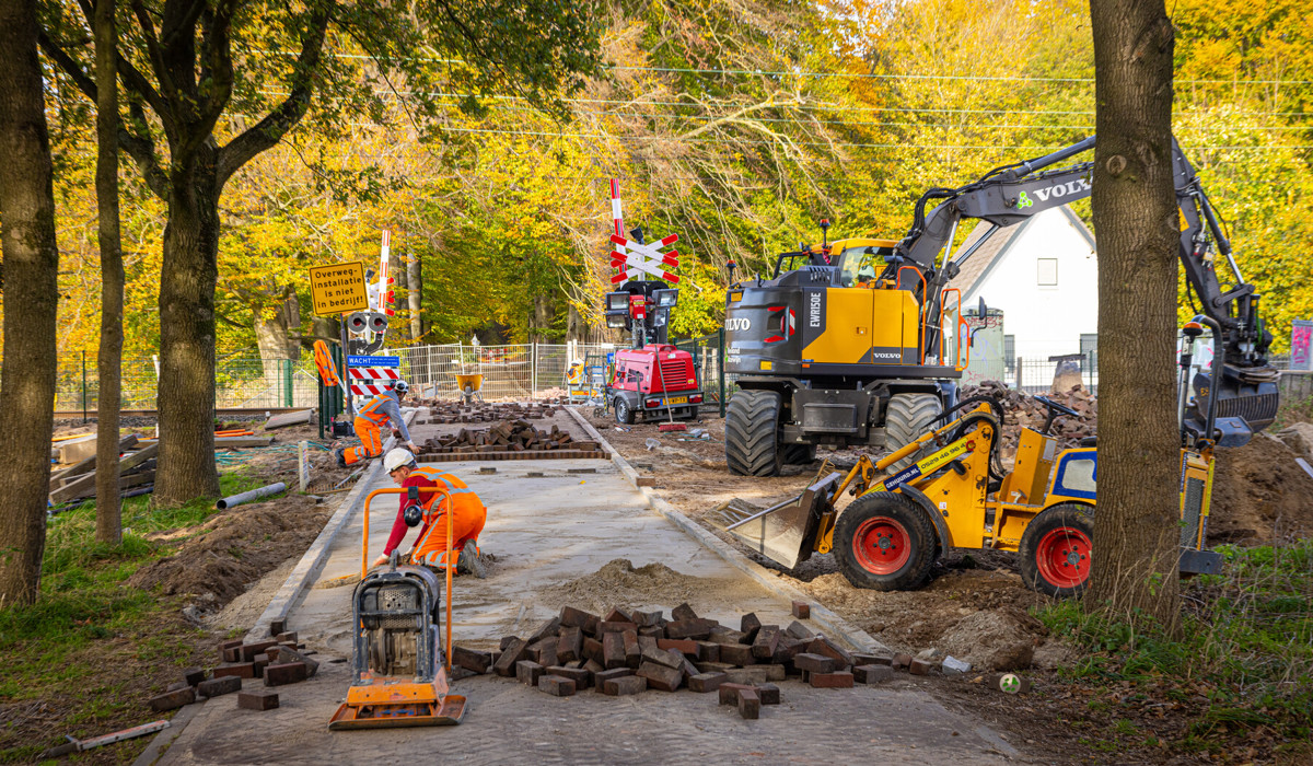 De laatste loodjes aan de spoorovergang Hofstetterlaan 