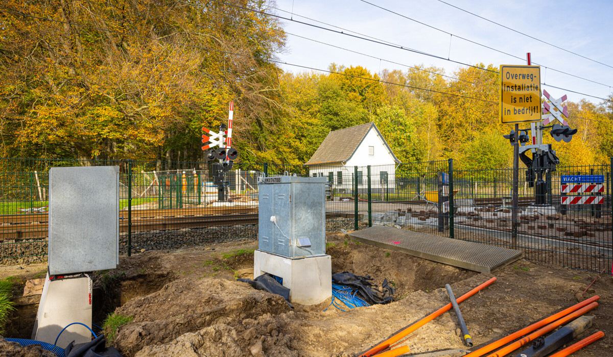 Nieuwe relaiskasten zijn geplaatst en kilometers nieuwe kabels in de grond gelegd