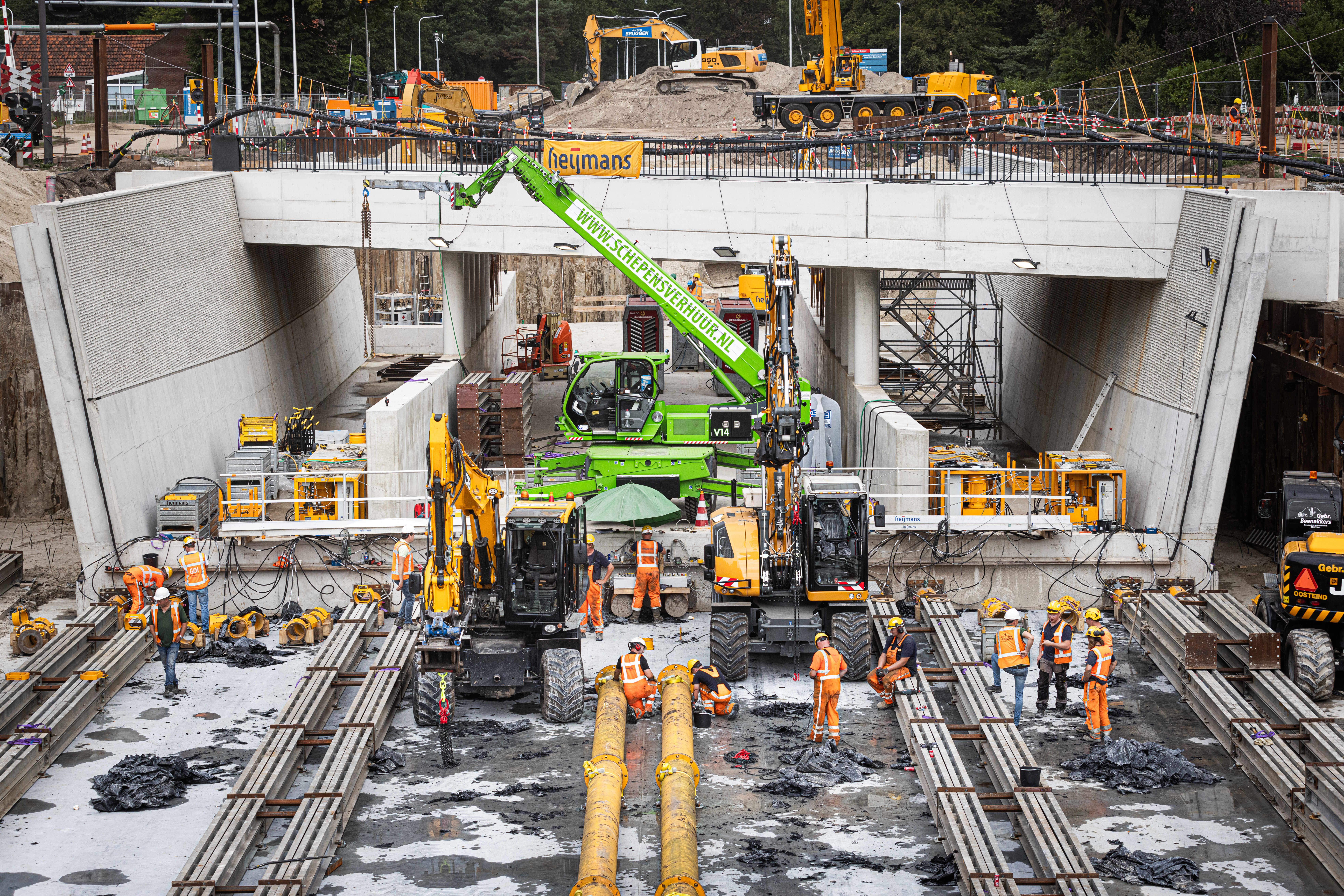 Met precisie en een zorgvuldige planning wordt de tunnelconstructie geleidelijk naar de daarvoor bestemde plek geschoven