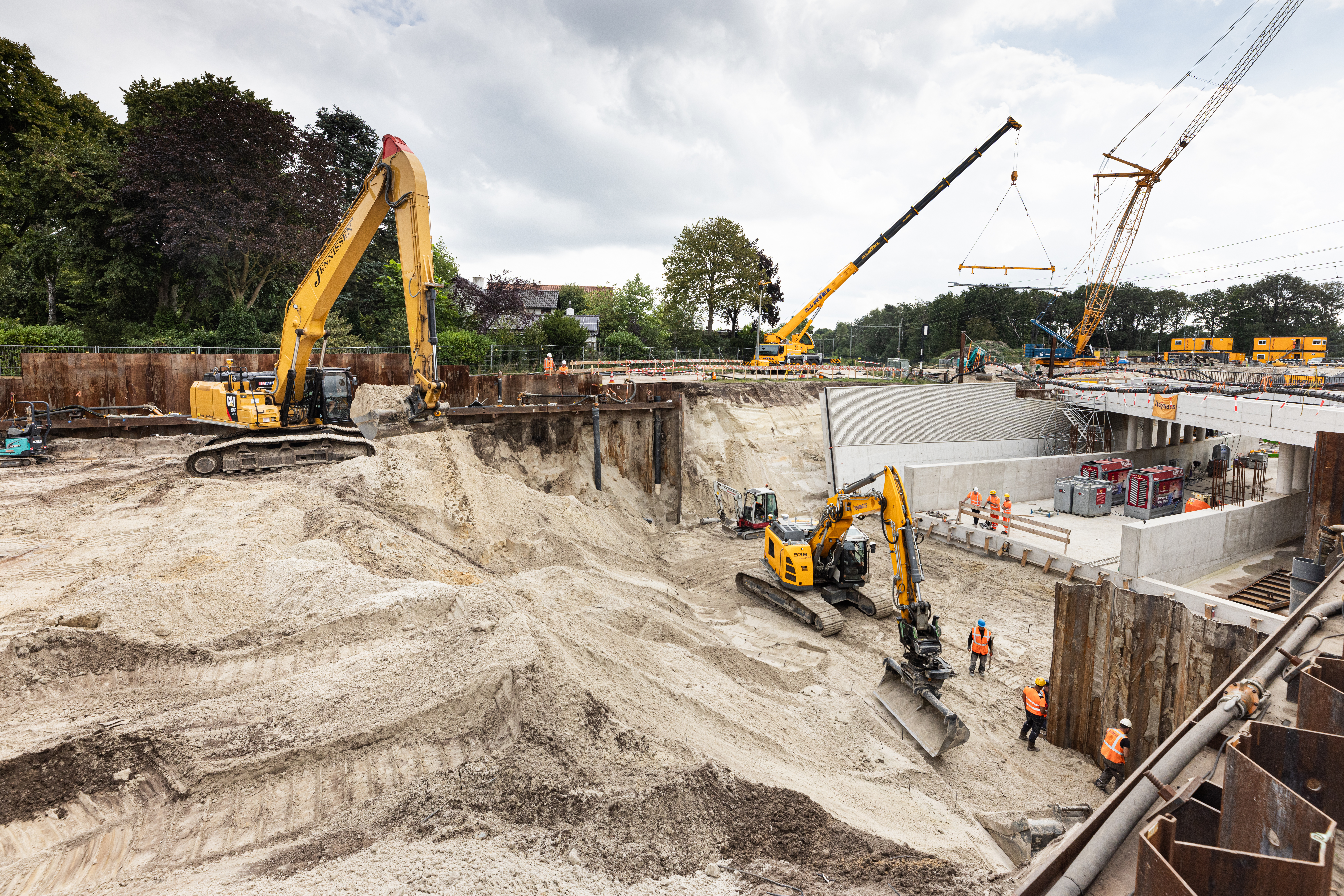 Het bijzondere aan deze operatie is dat de onderdoorgang over het zand schuift in plaats van over de schuifbaan
