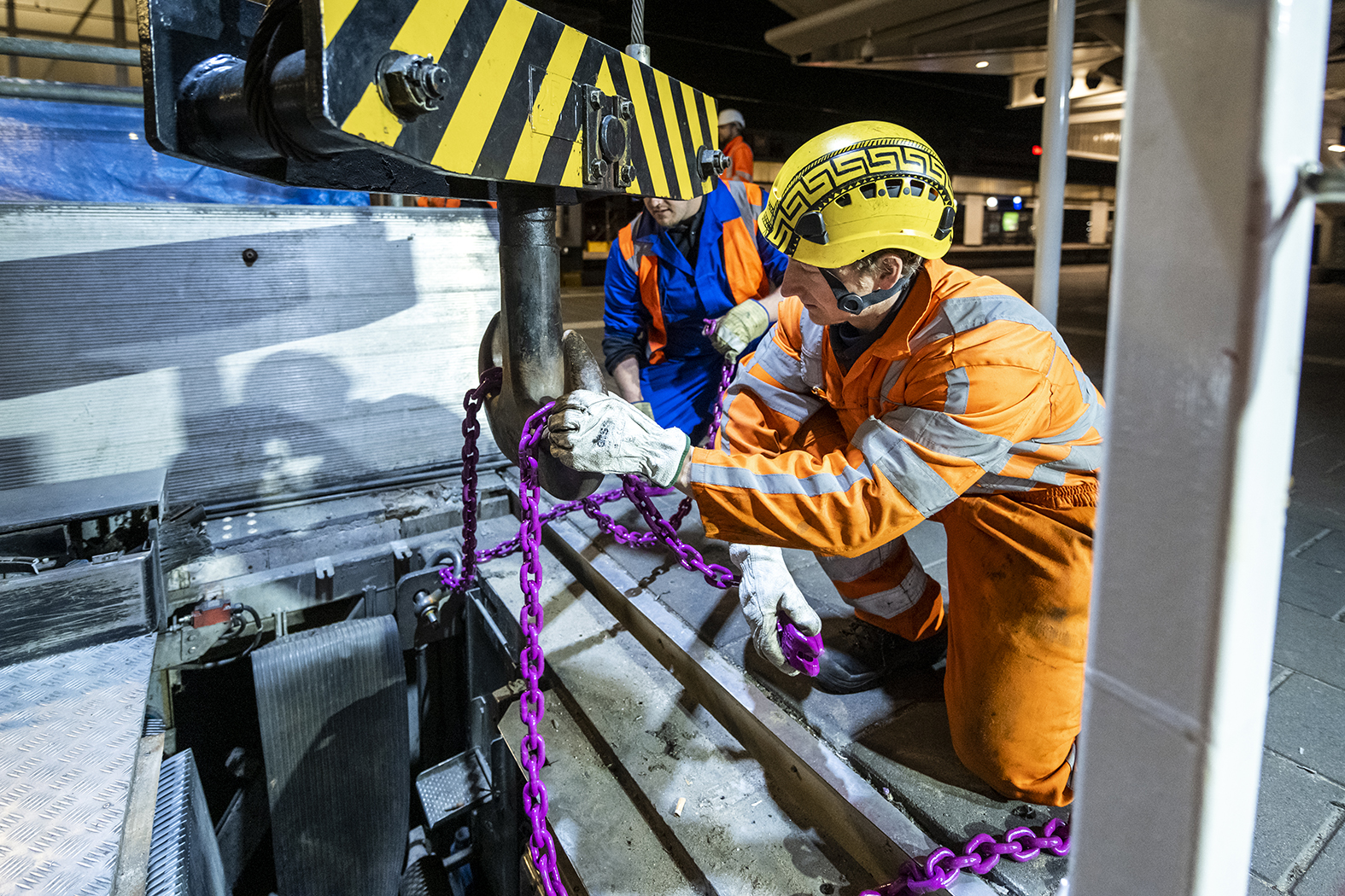 Het aanpikken van de oude roltrap, zodat het uithijsen kan beginnen