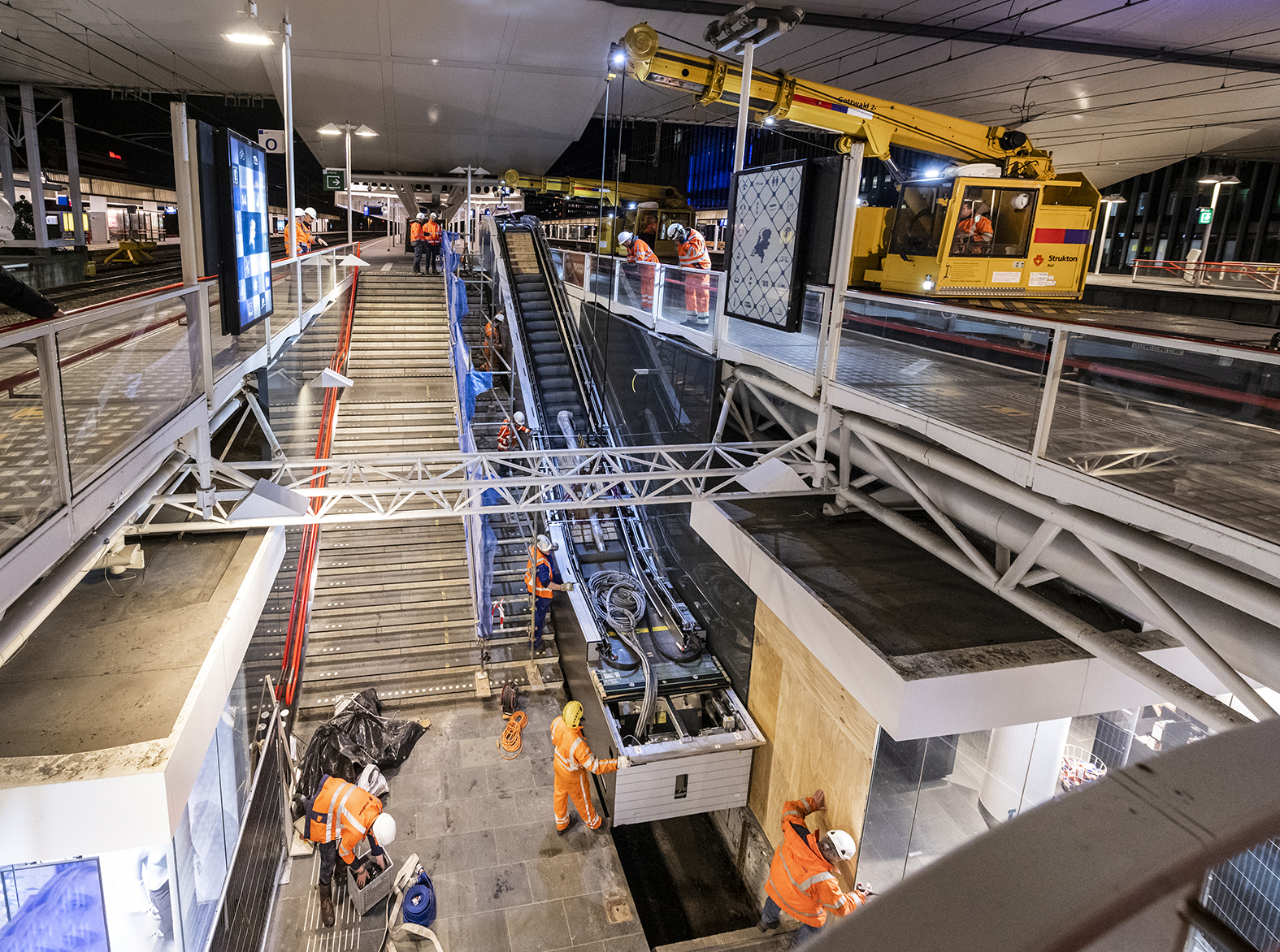 De nieuwe roltrap wordt op zijn plek gehesen