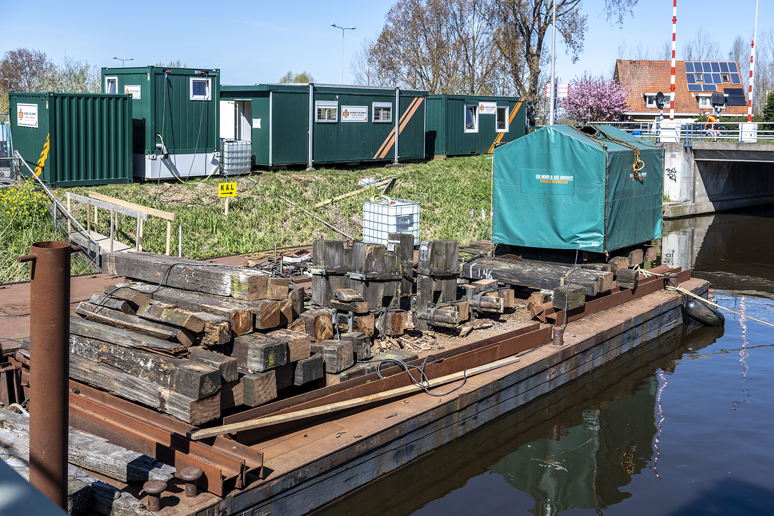 Oude houten balken van de remmingwerken zijn verwijderd