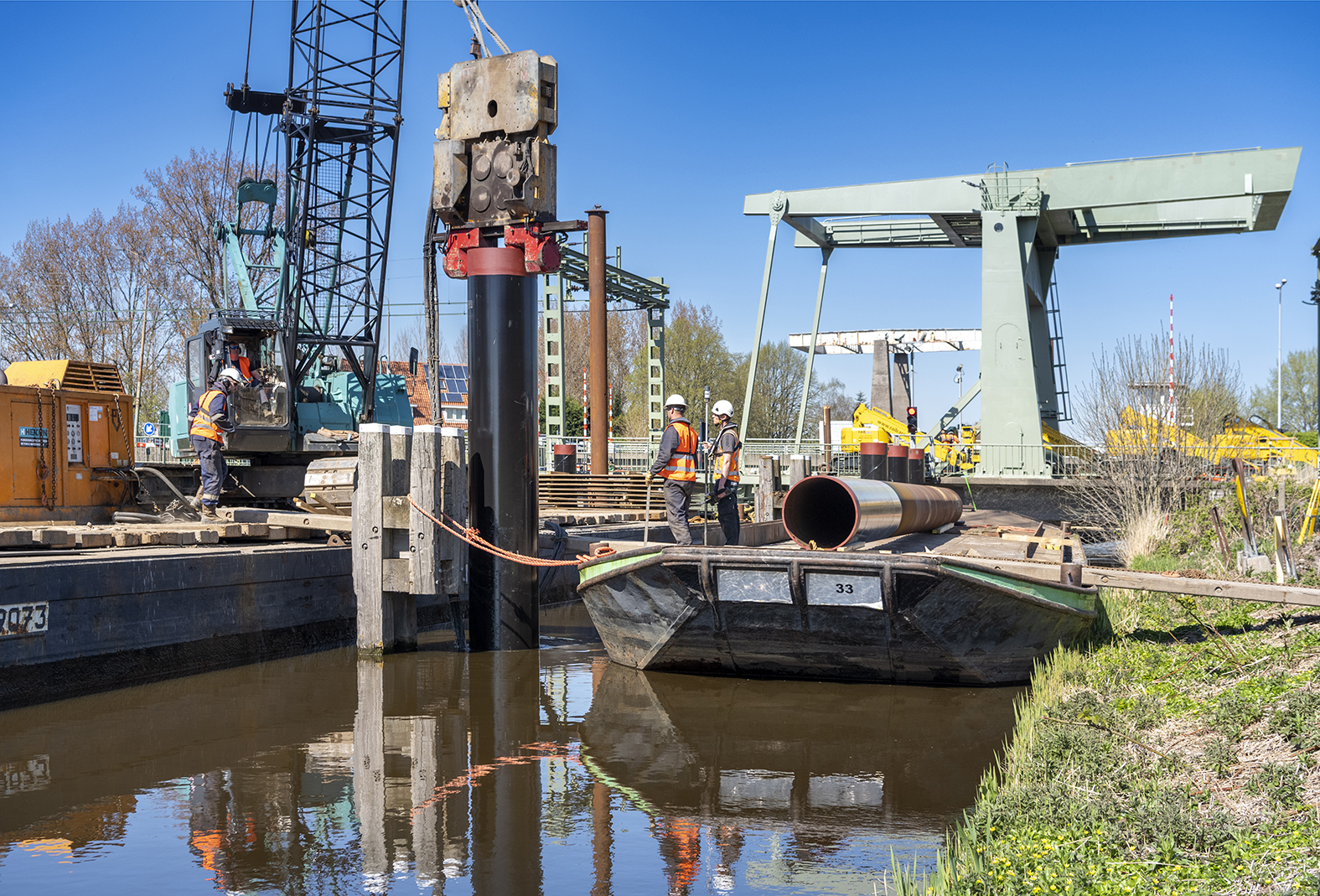 Pontons op het water om de remmingwerken te slopen en vervangen