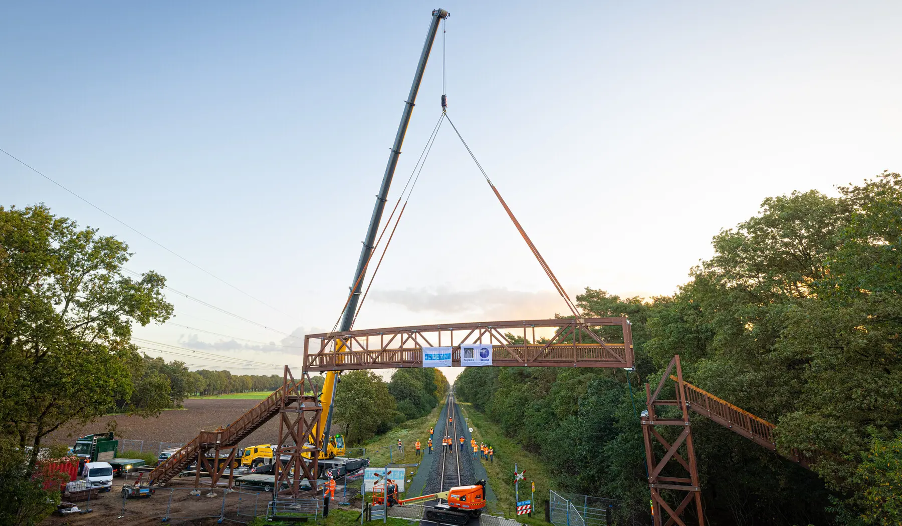 De dag begon met het inhijsen van de houten brug aan de Kooidijk in Markelo