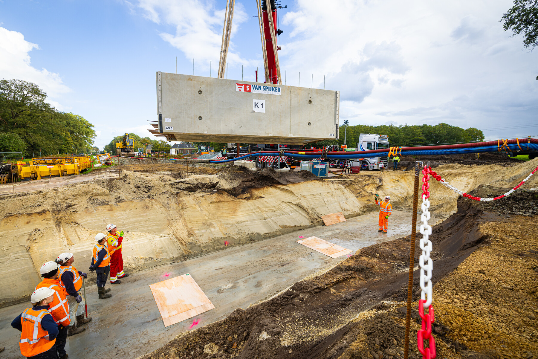 Vlakbij de Rijksweg plaatsten we een veetunnel.