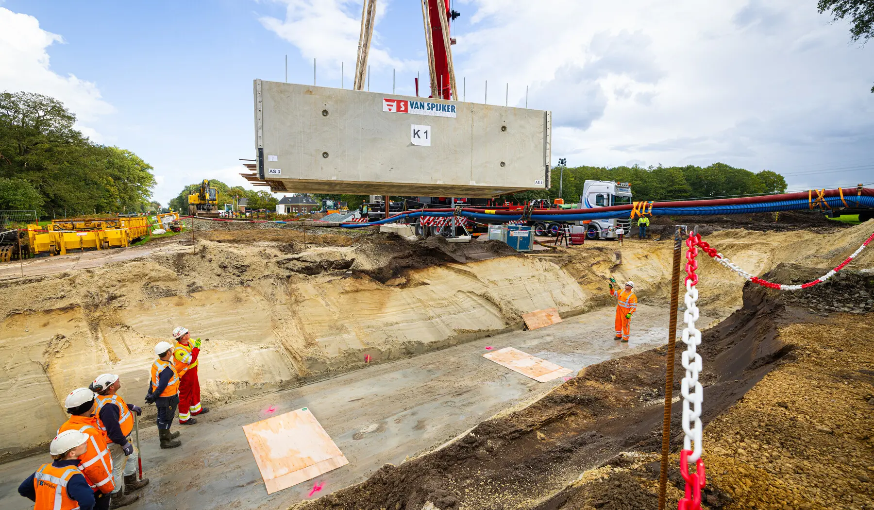 Vlakbij de Rijksweg plaatsten we een veetunnel.