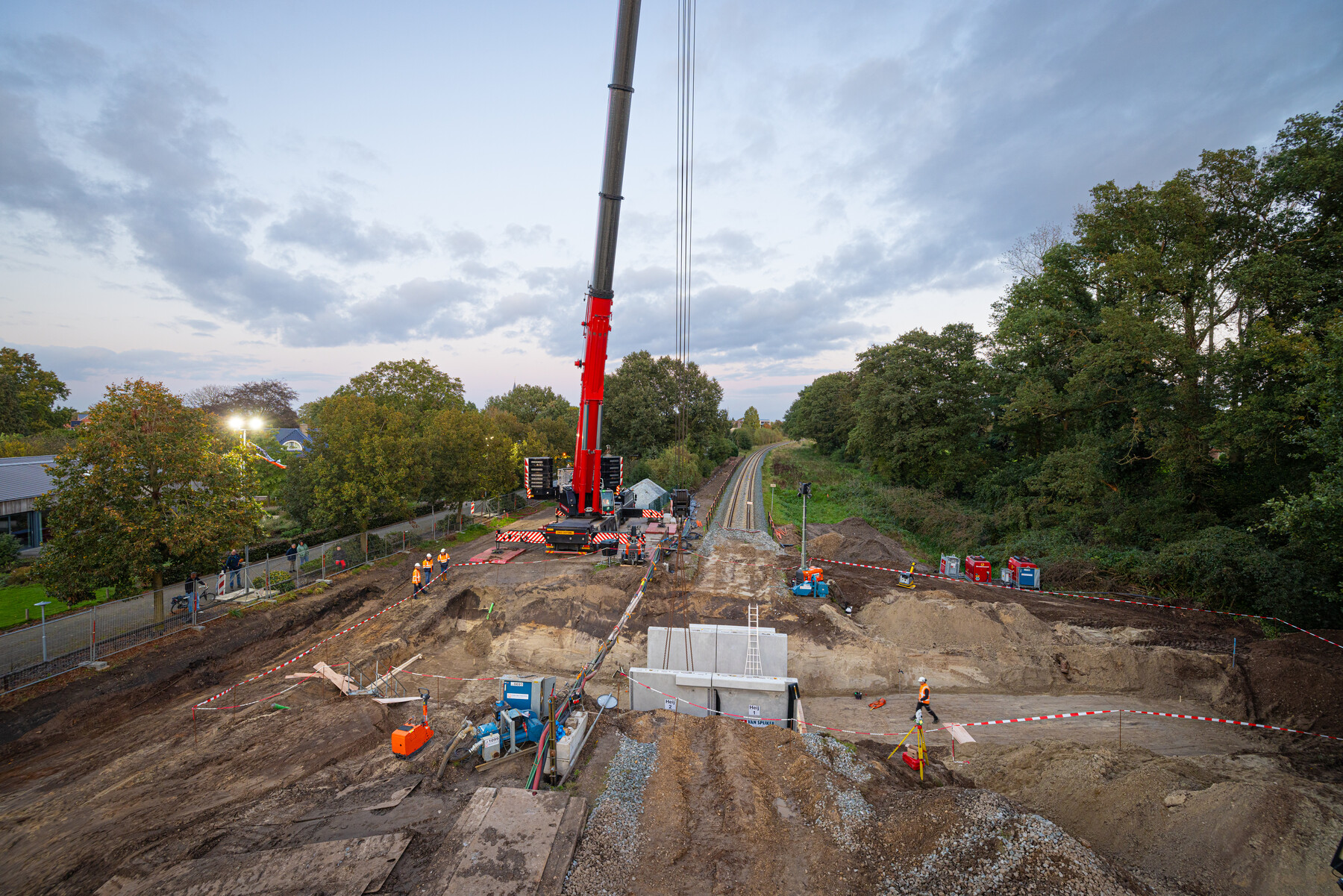 De dag eindigde met het inhijsen van de tunnel aan de Heijinksweg