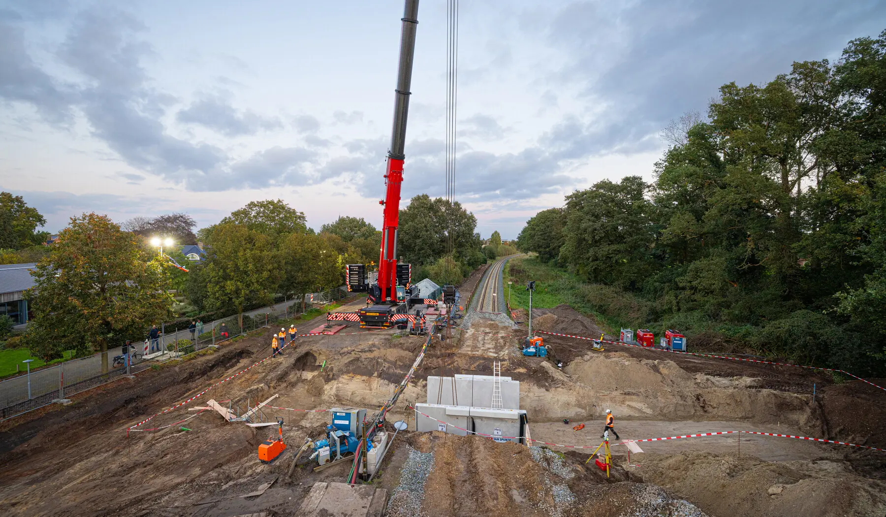 De dag eindigde met het inhijsen van de tunnel aan de Heijinksweg