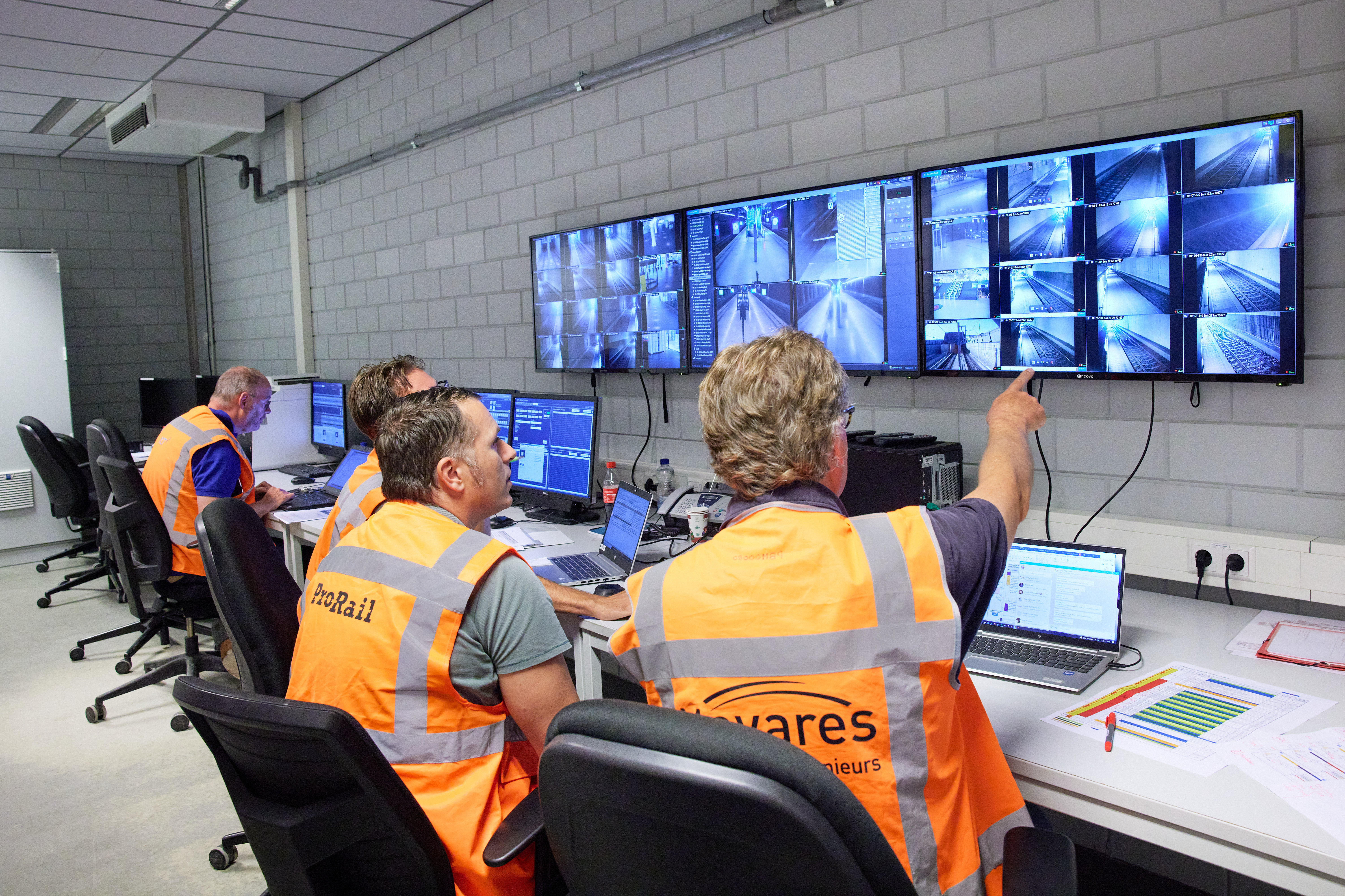 In het controlecentrum hielden collega’s van ProRail, Strukton en Arcadis nauwlettend in de gaten of de informatieoverdracht tussen de systemen goed ging